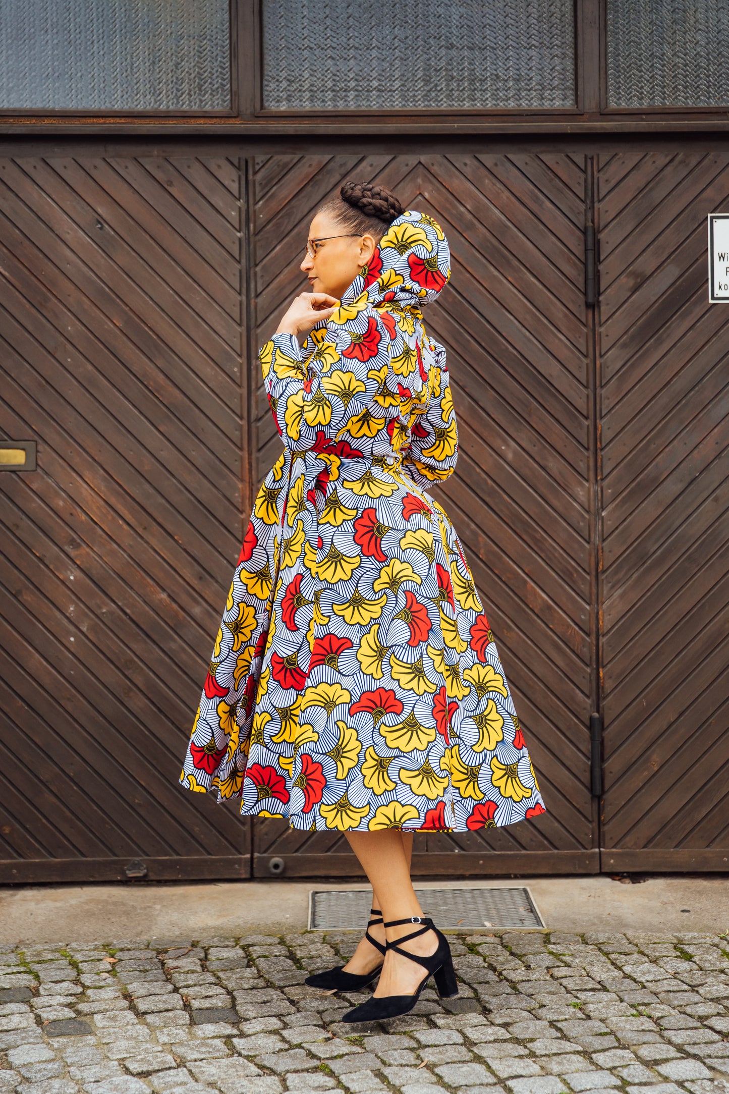 Weiß-graues Hoodie-Wickelkleid mit roten und gelben Blüten