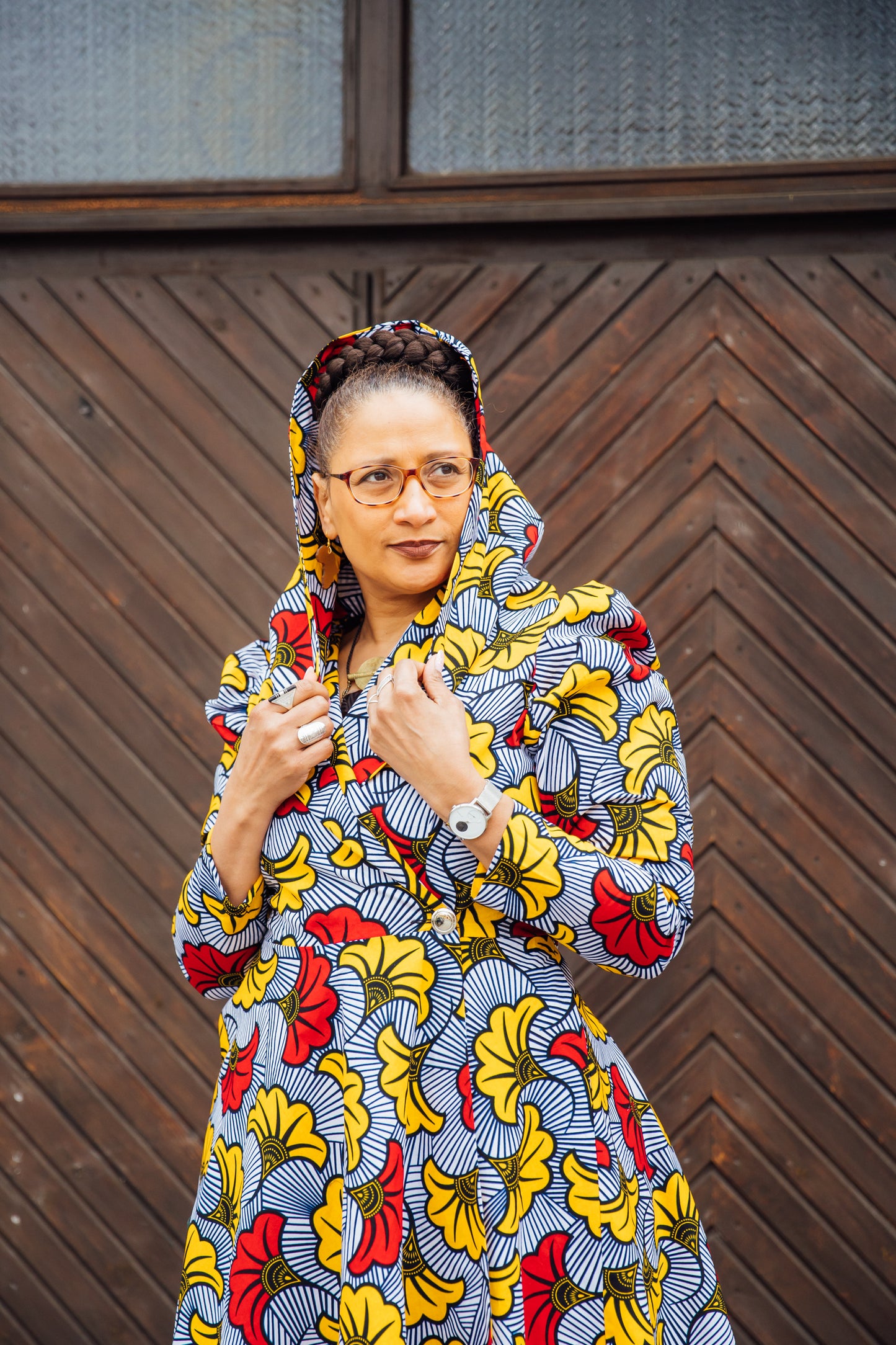 Weiß-graues Hoodie-Wickelkleid mit roten und gelben Blüten