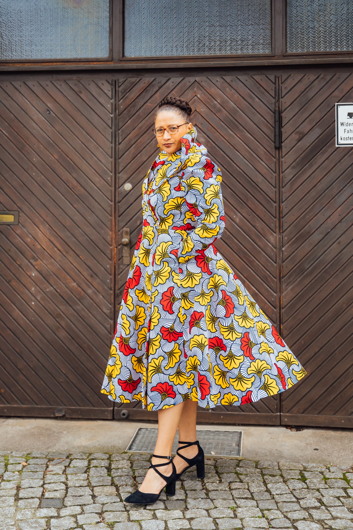 Weiß-graues Hoodie-Wickelkleid mit roten und gelben Blüten