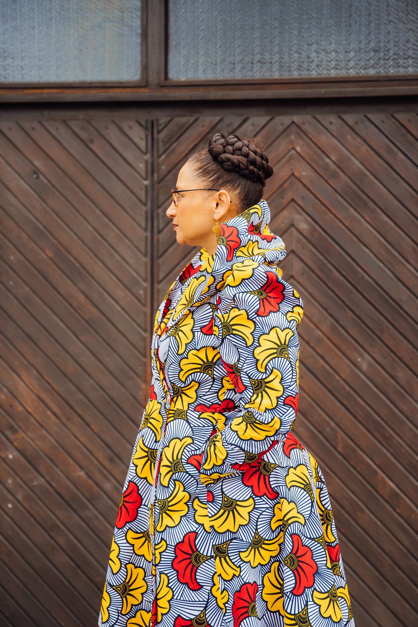 Weiß-graues Hoodie-Wickelkleid mit roten und gelben Blüten