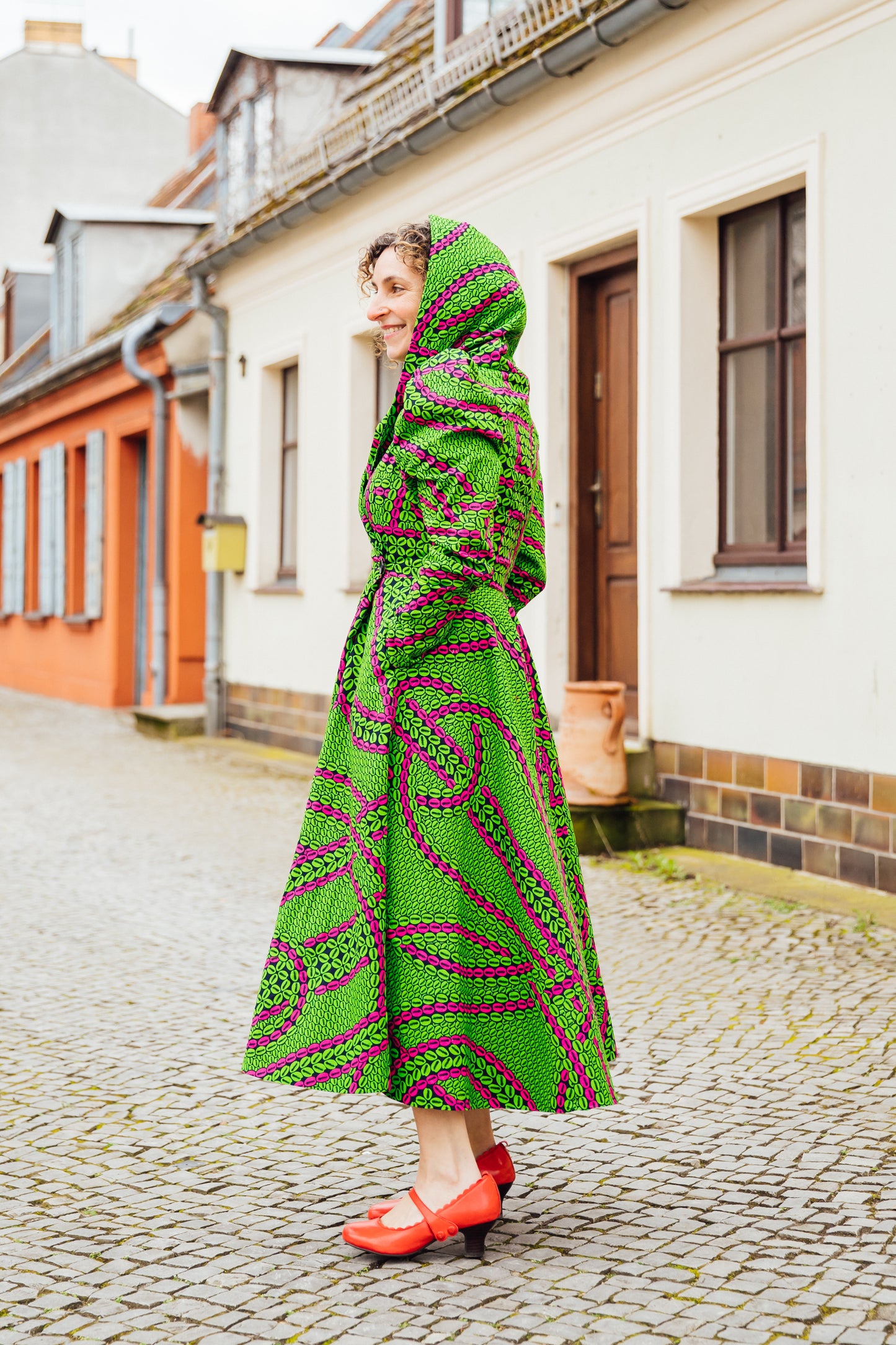 Grün-pinkes Hoodie-Wickelkleid