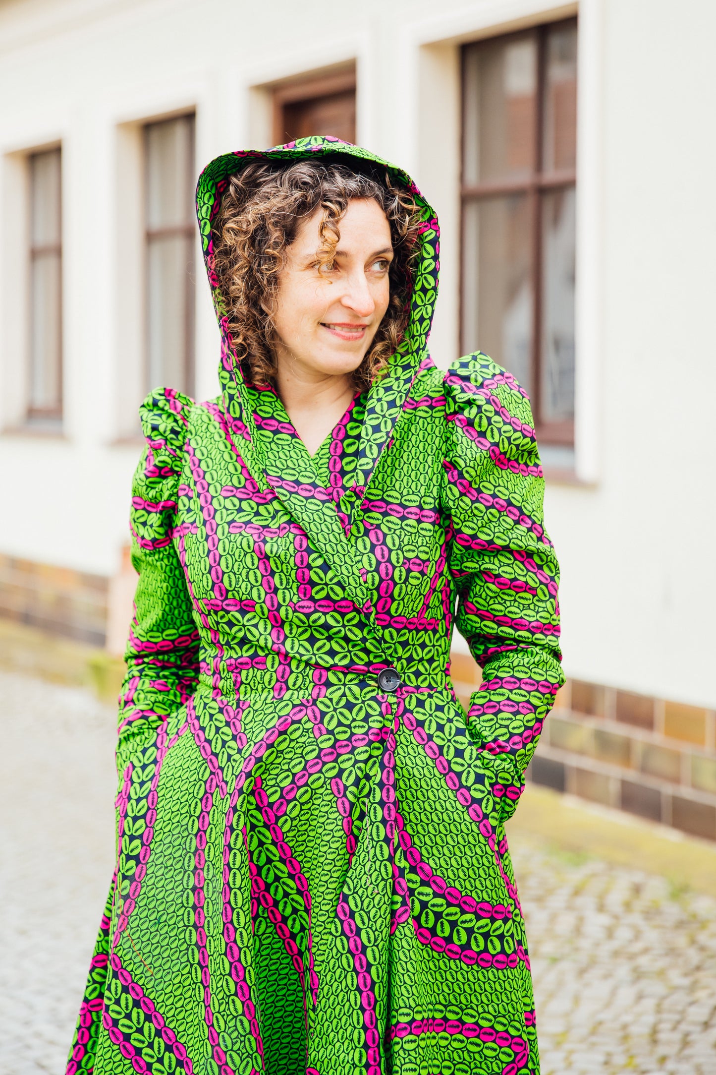 Grün-pinkes Hoodie-Wickelkleid