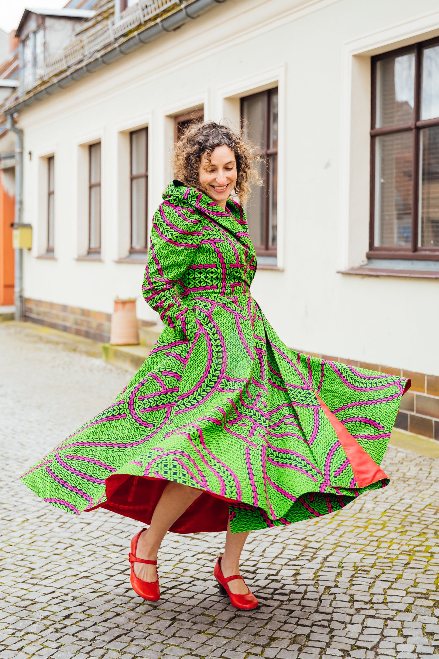 Grün-pinkes Hoodie-Wickelkleid