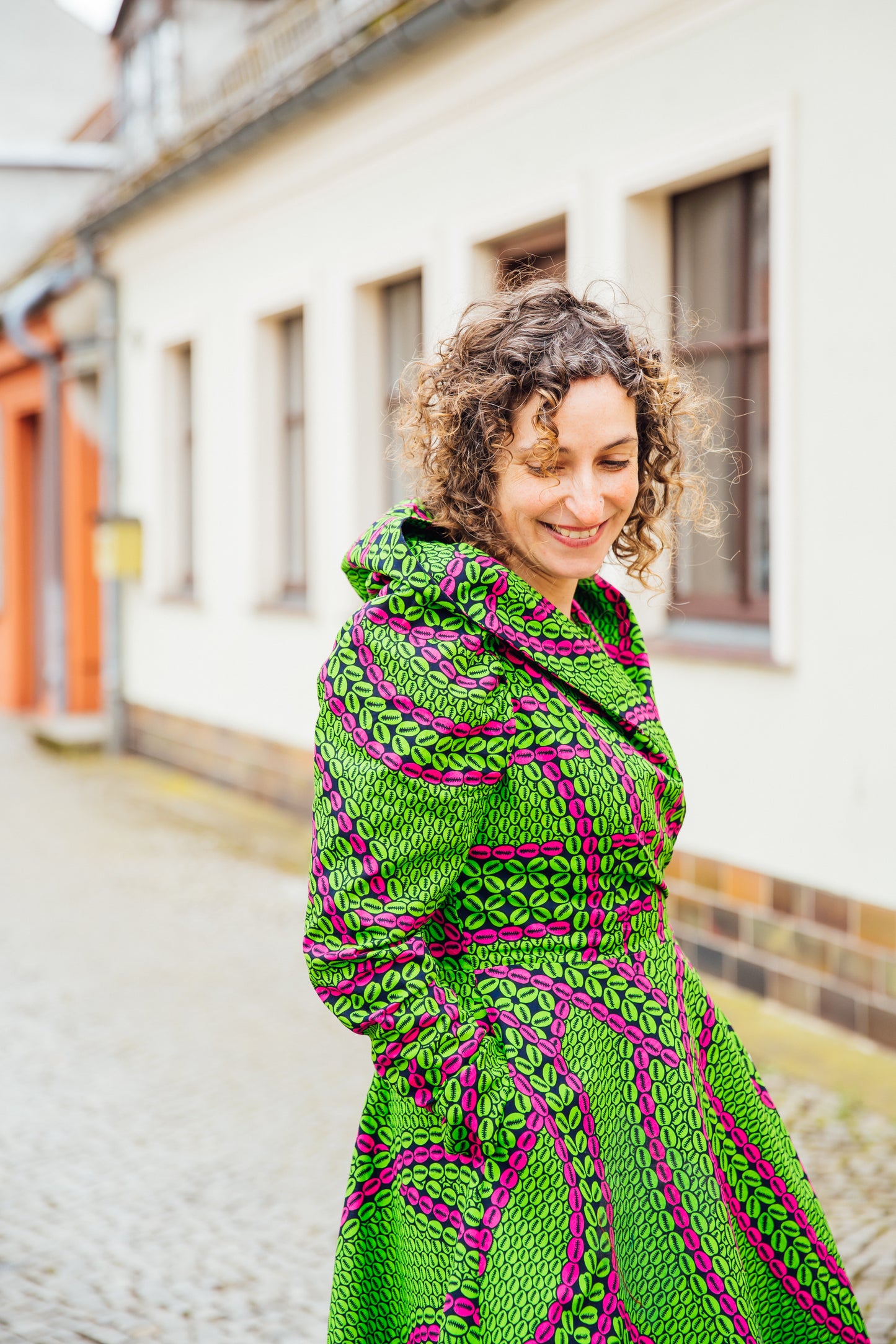 Grün-pinkes Hoodie-Wickelkleid