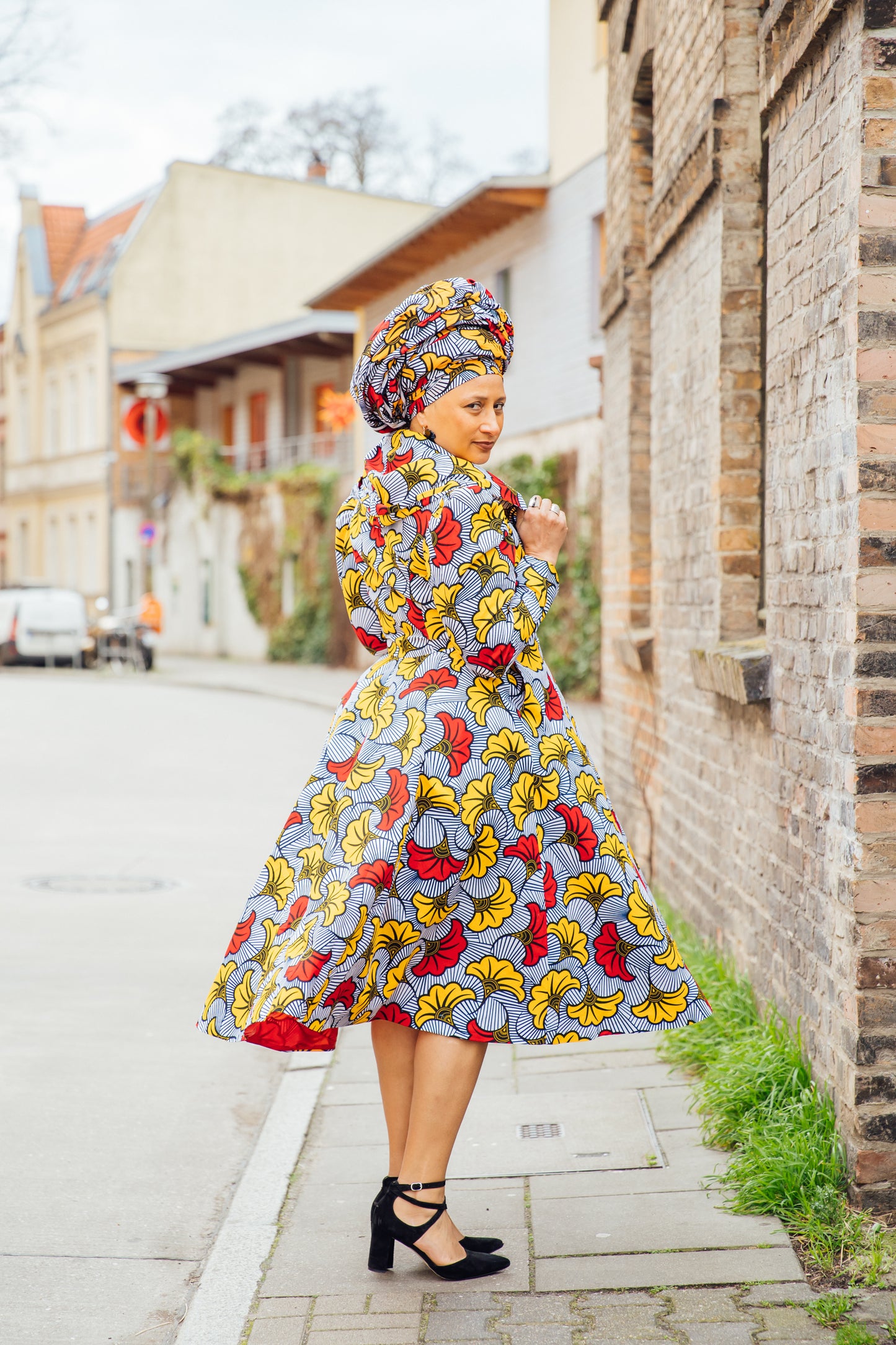 Weiß-graues Hoodie-Wickelkleid mit roten und gelben Blüten