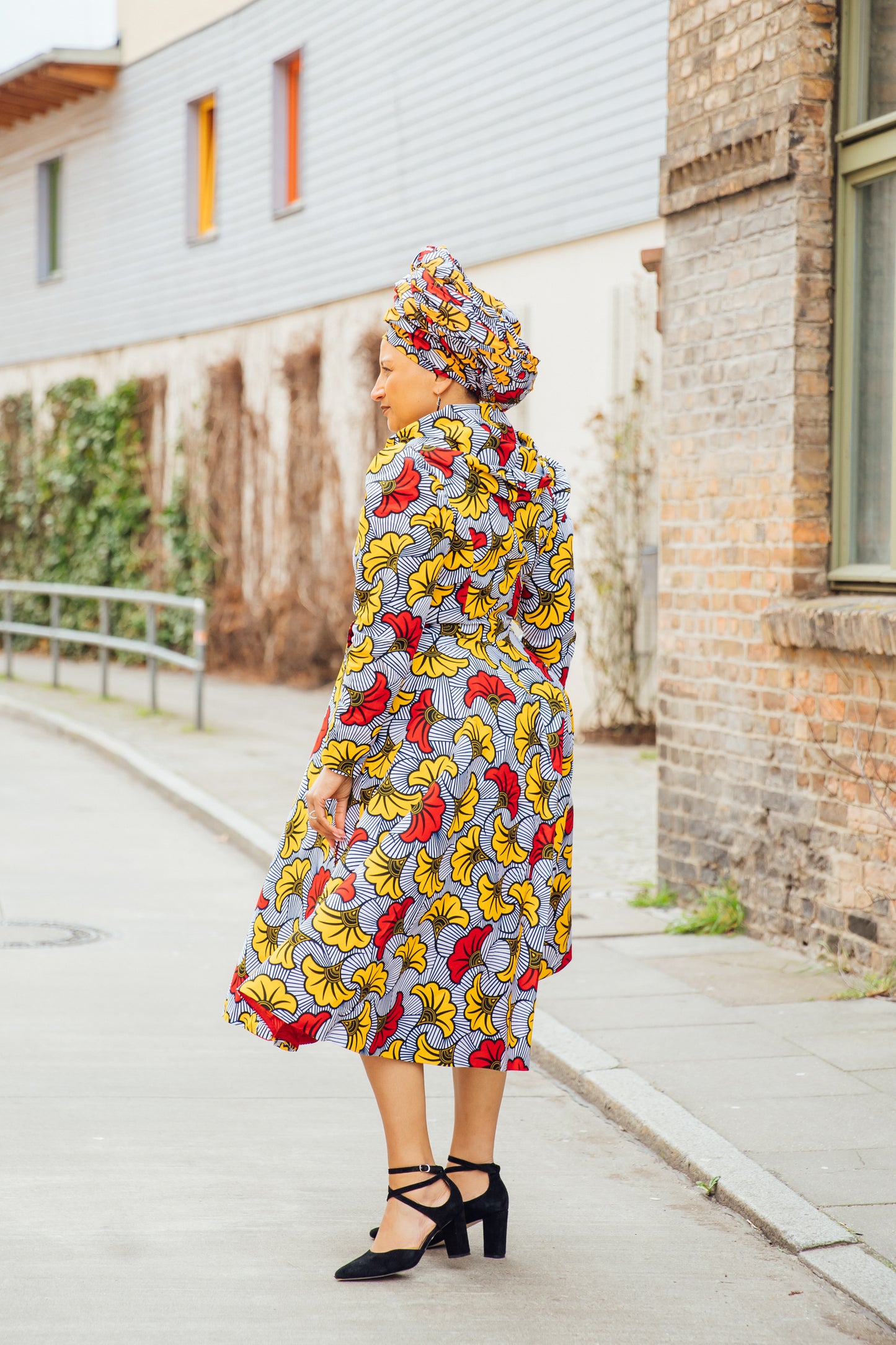 Weiß-graues Hoodie-Wickelkleid mit roten und gelben Blüten