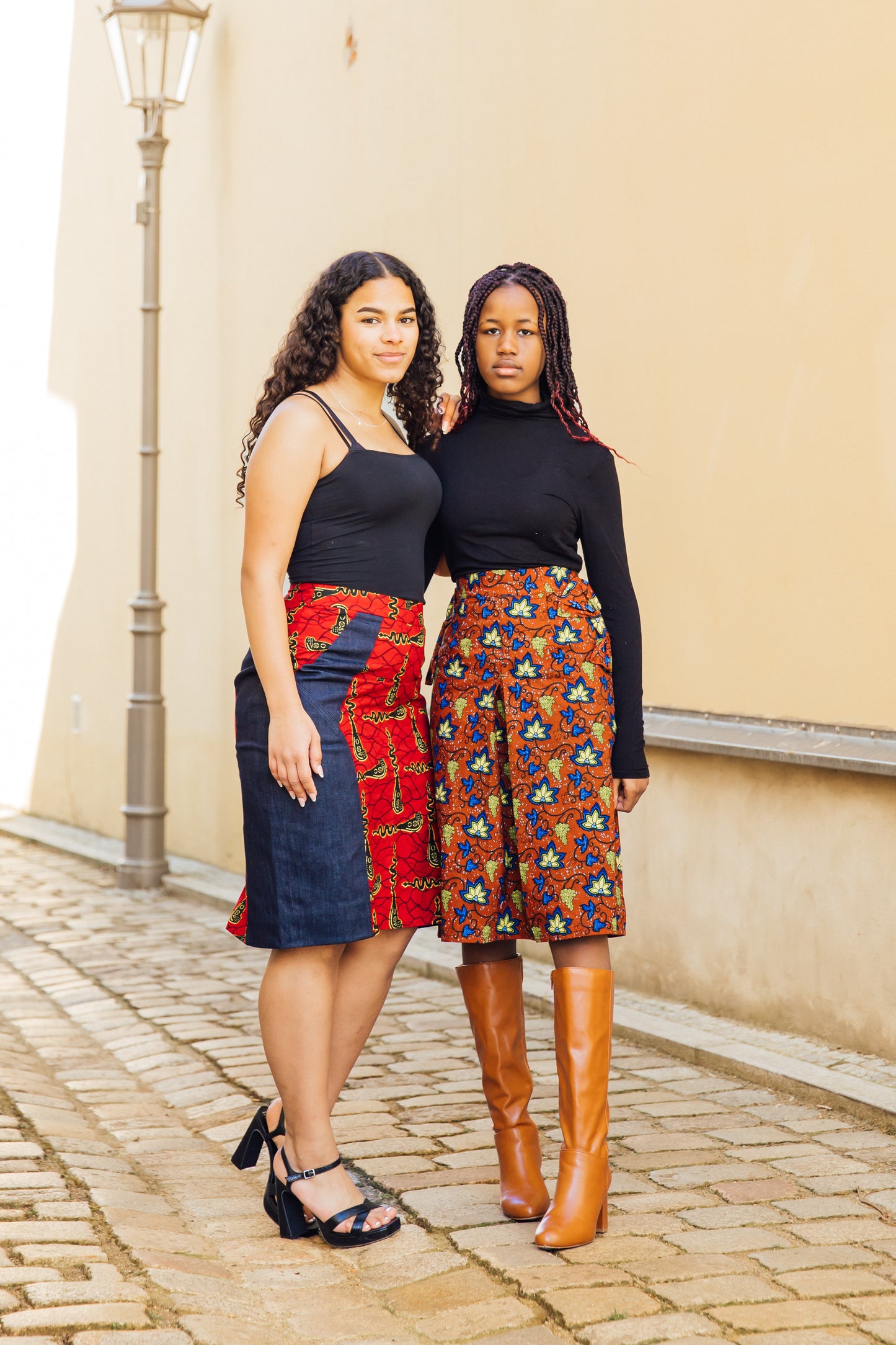 Brauner Midirock mit gelben und blauen Blätter und Schleifen an den Taschen