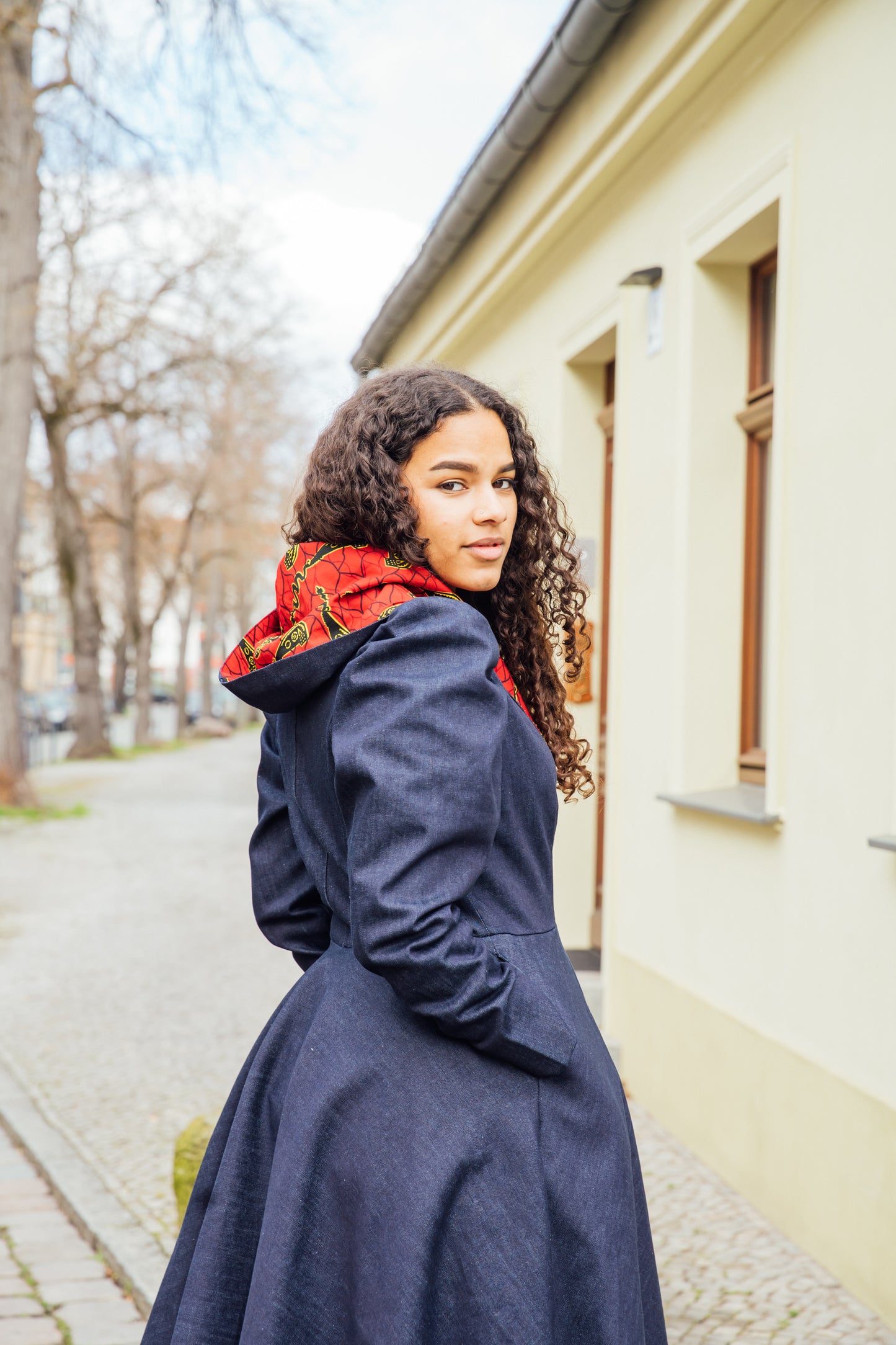 Denim-Hoodie-Wickelkleid mit rotem African Print