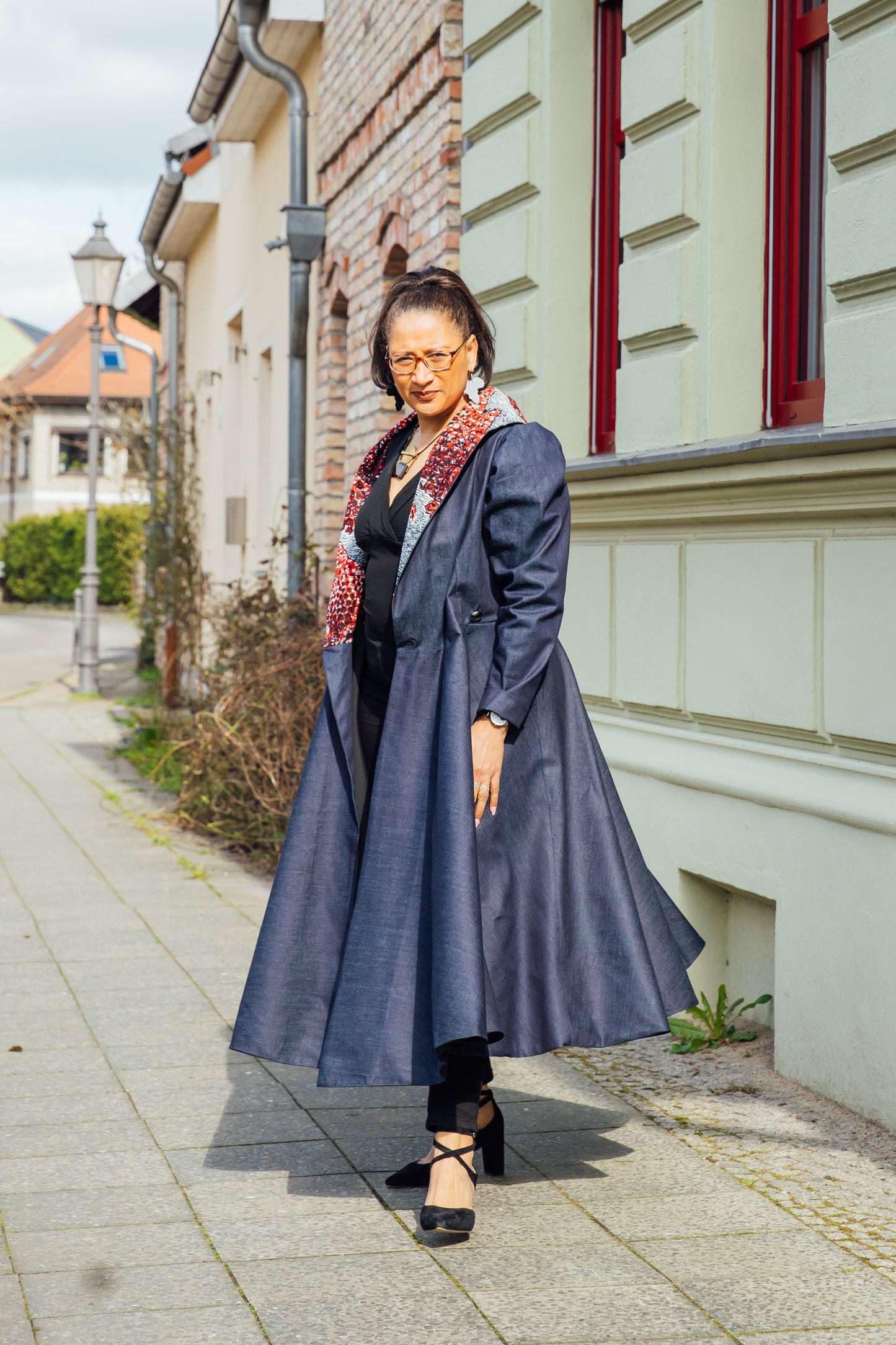 Denim-Hoodie-Wickelkleid mit rot-grauen African Print