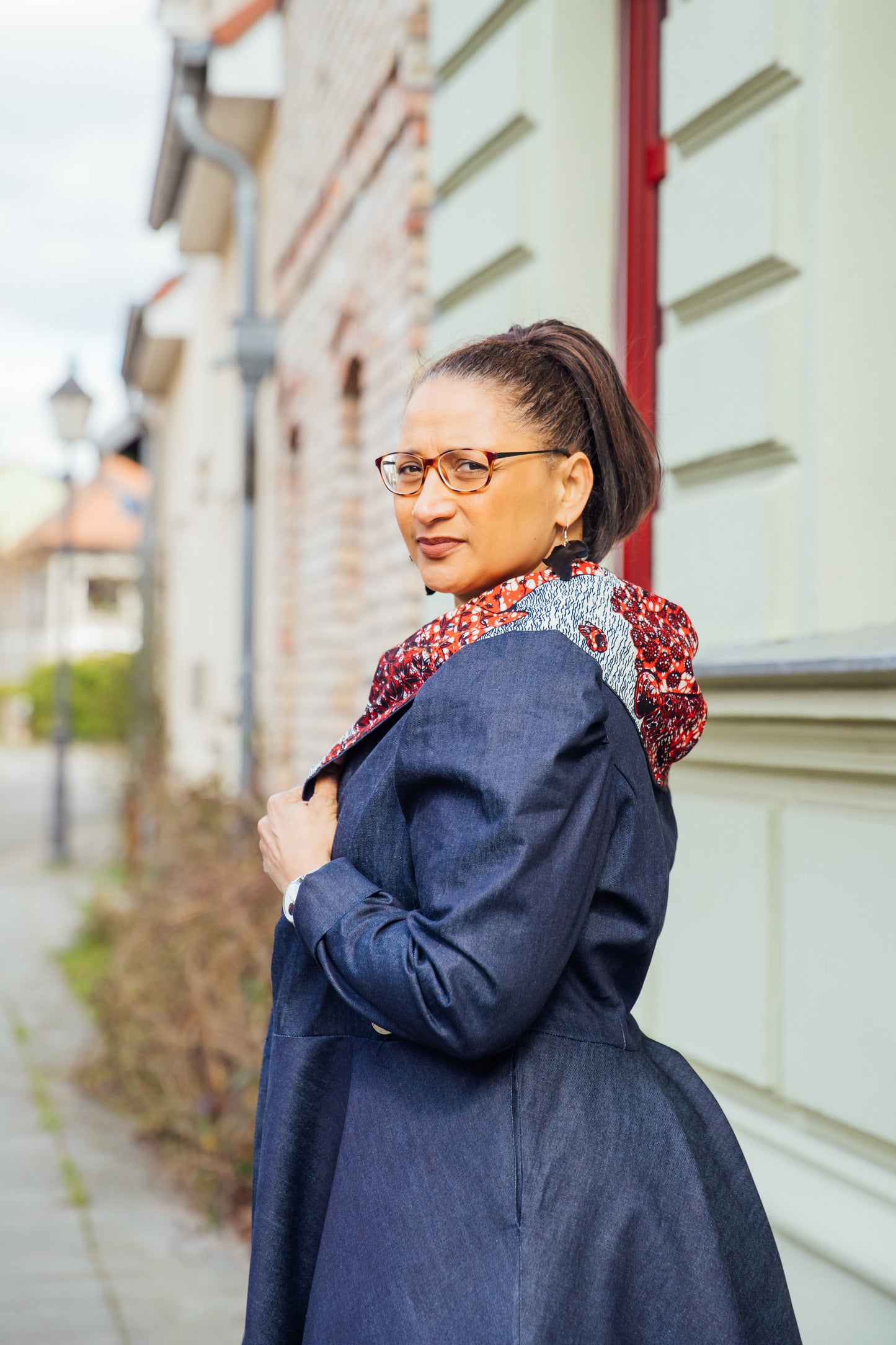 Denim-Hoodie-Wickelkleid mit rot-grauen African Print