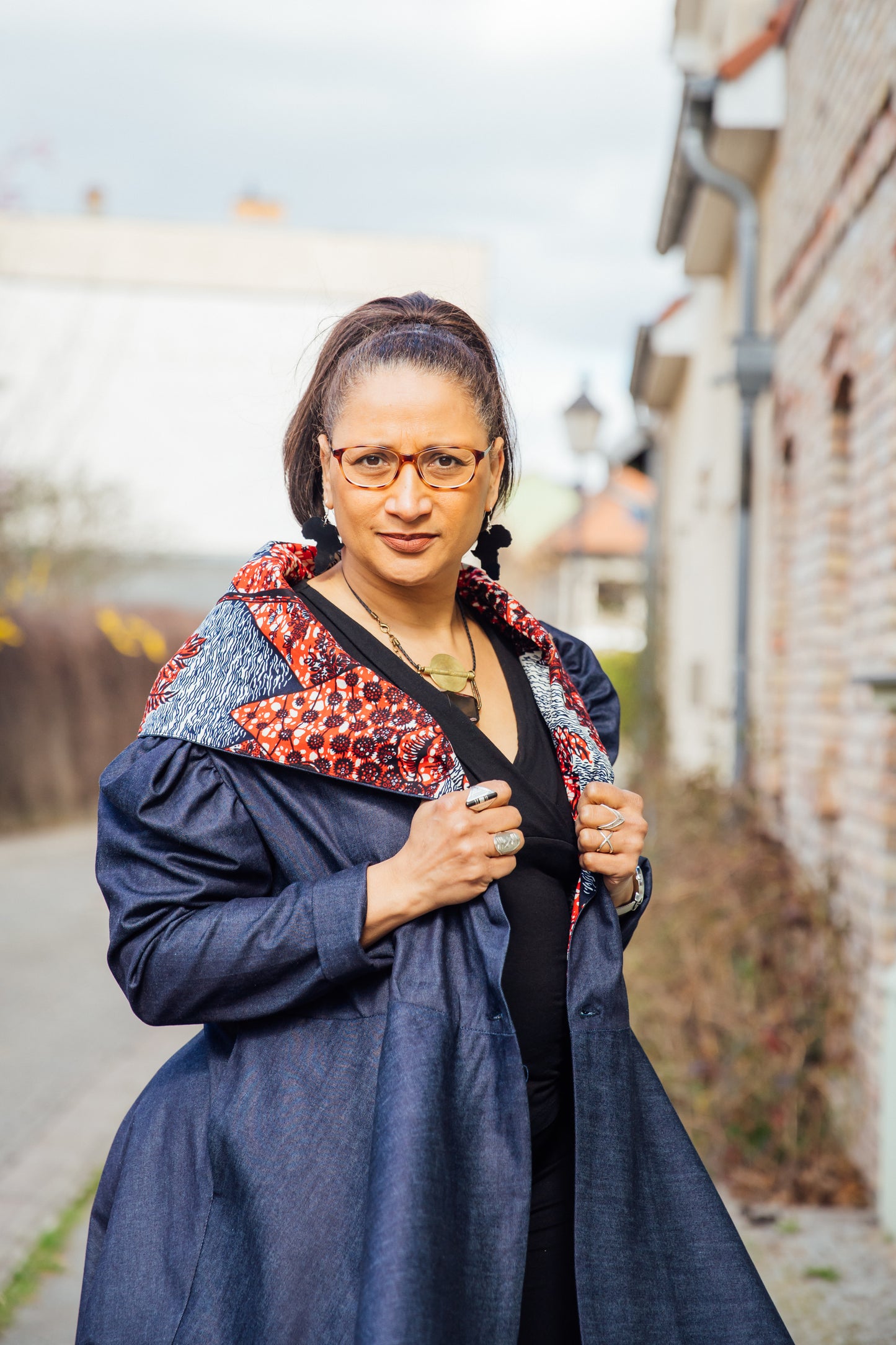 Denim-Hoodie-Wickelkleid mit rot-grauen African Print