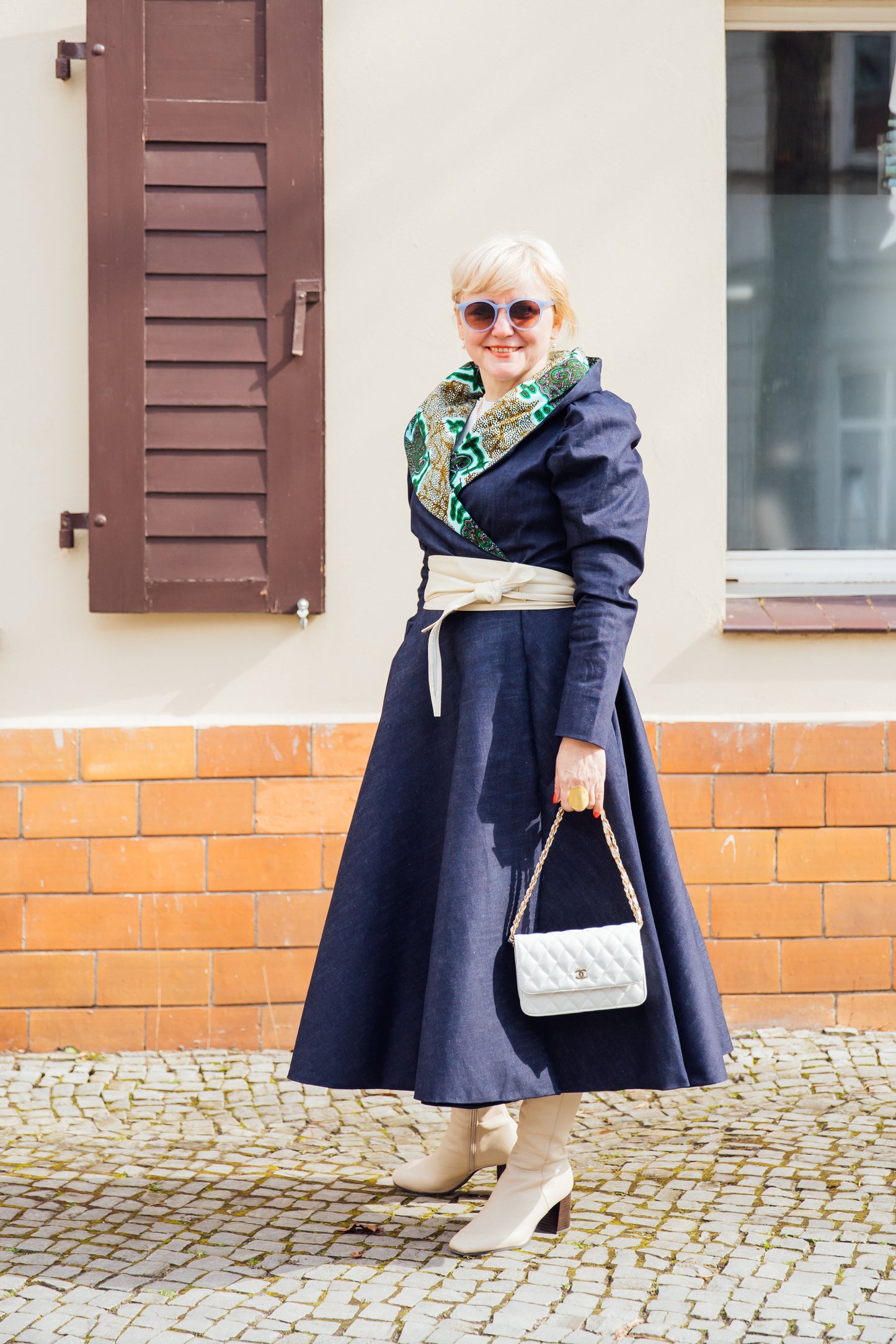 Denim-Hoodie-Wickelkleid mit African Print