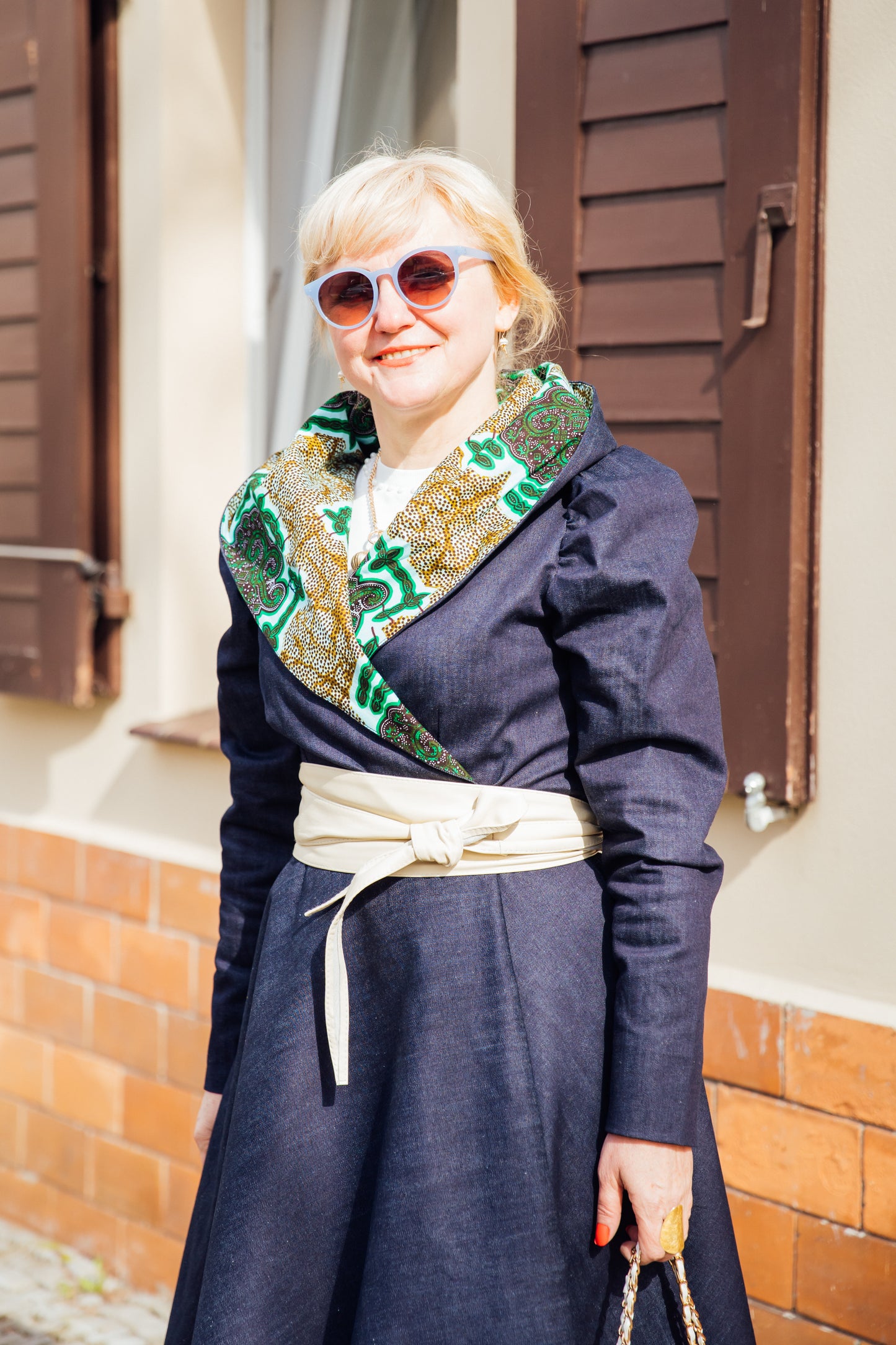 Denim-Hoodie-Wickelkleid mit African Print