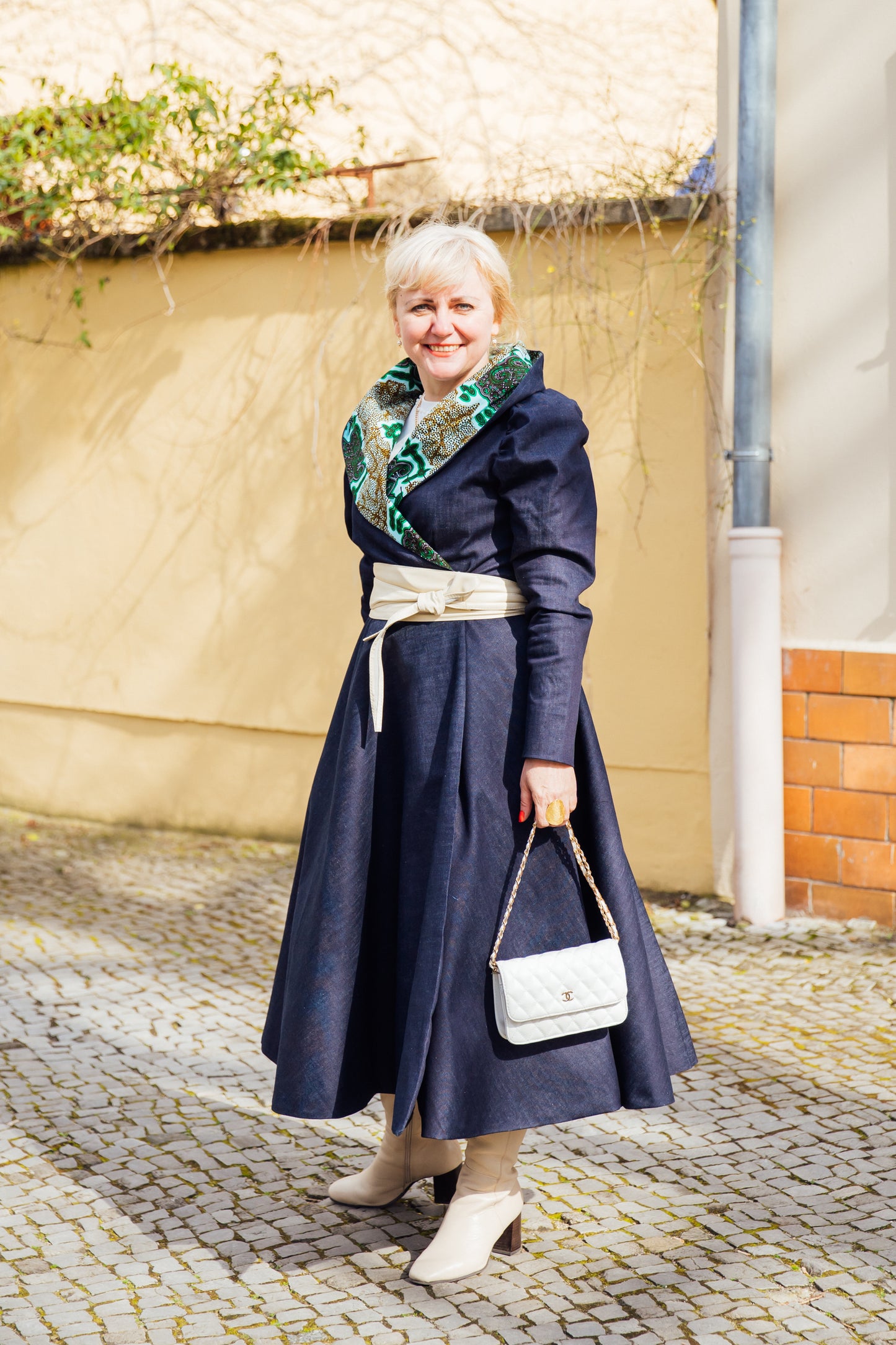 Denim-Hoodie-Wickelkleid mit African Print