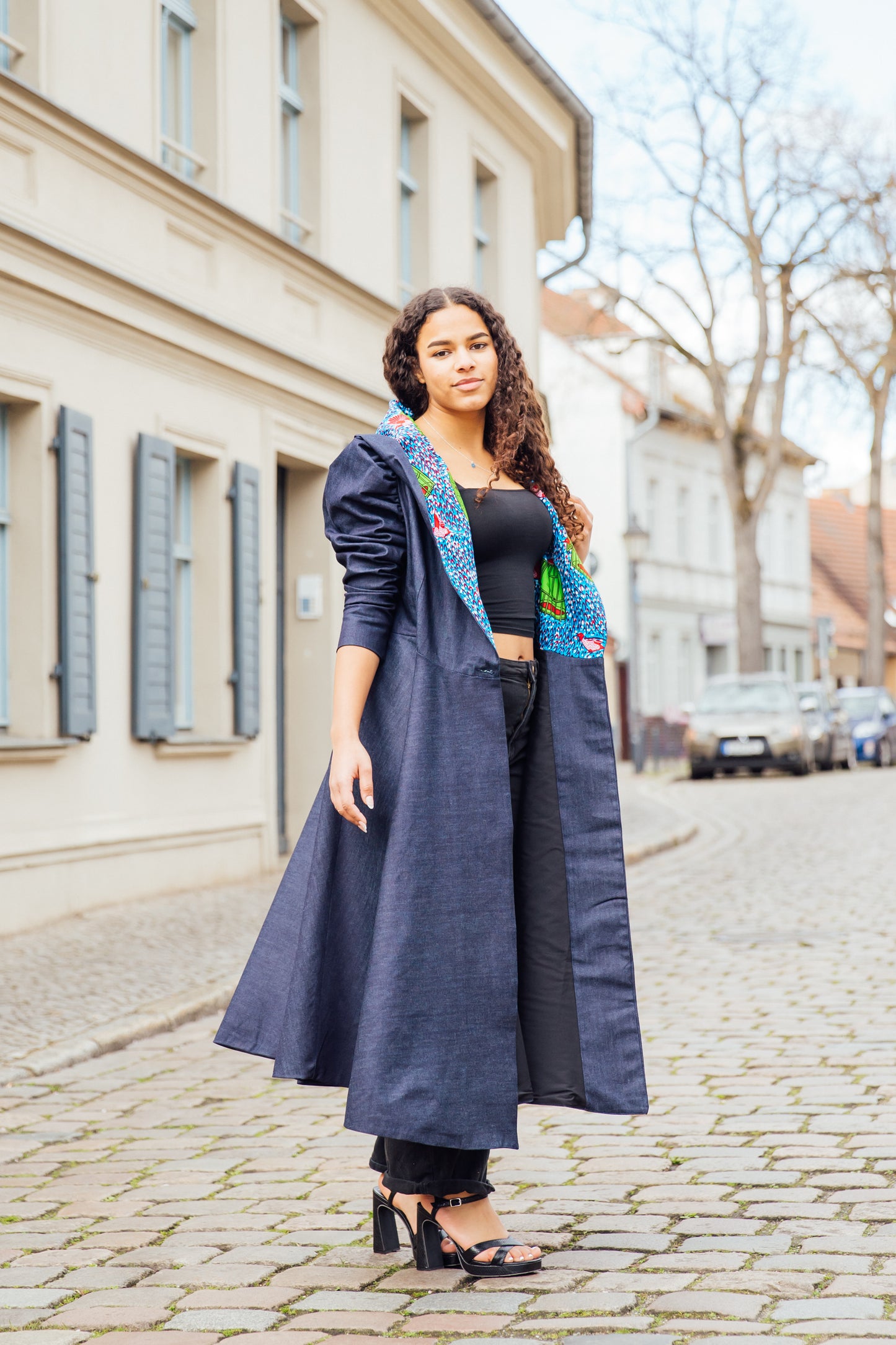 Denim-Hoodie-Wickelkleid mit African Print
