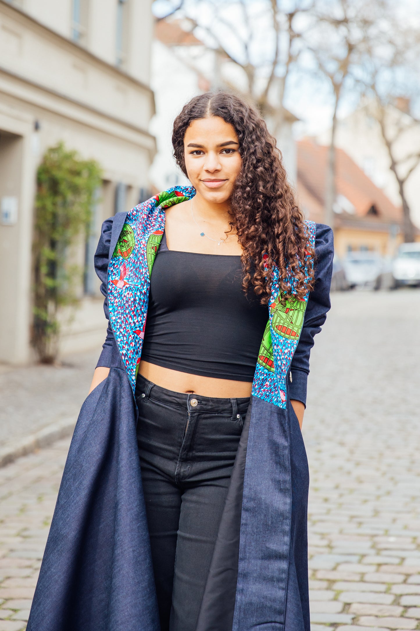 Denim-Hoodie-Wickelkleid mit African Print