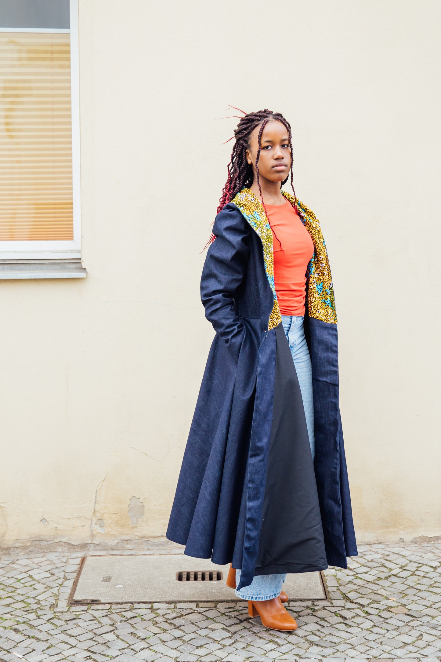 Denim-Hoodie-Wickelkleid mit African Print