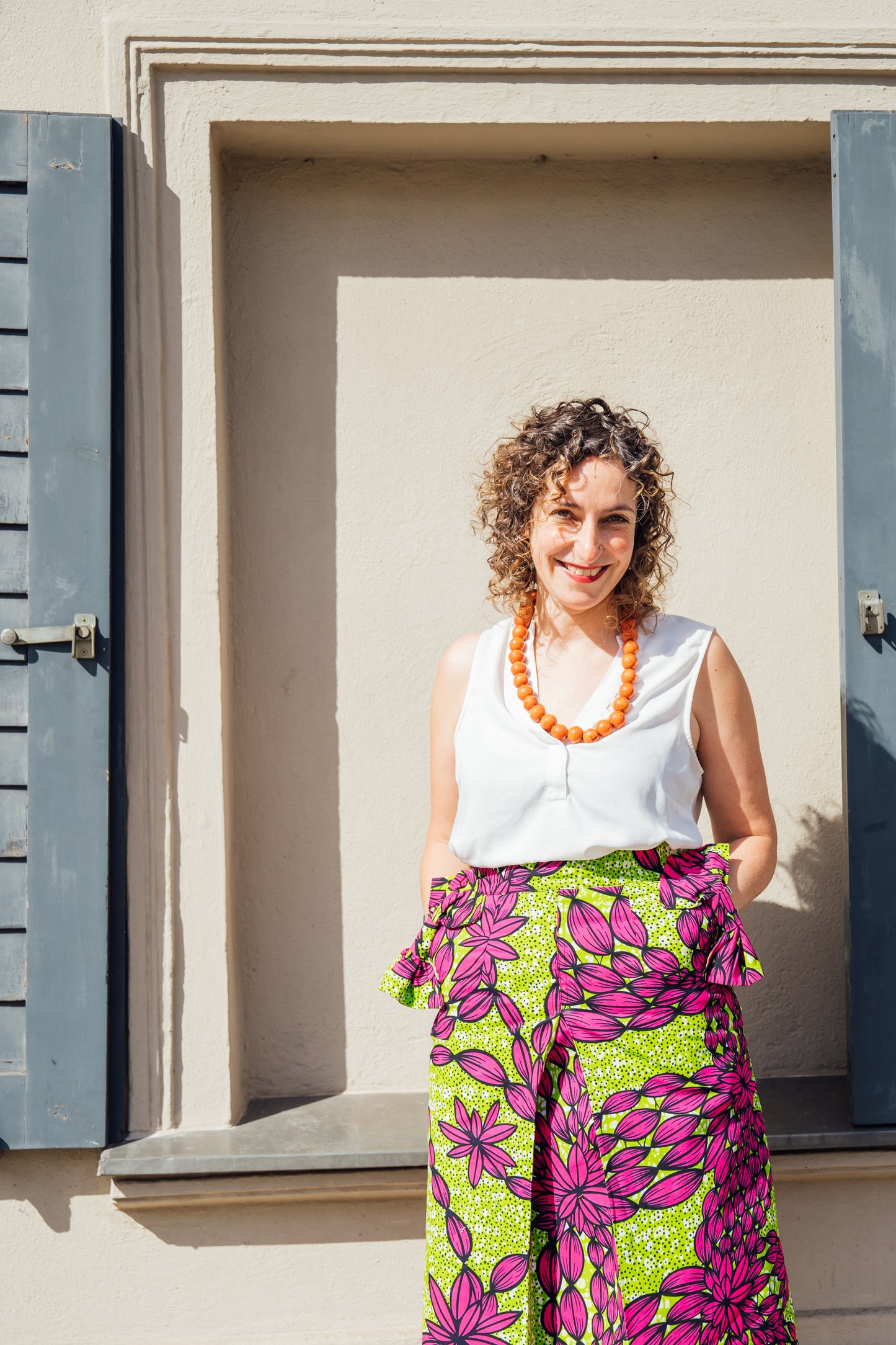 Grün-pinker Midirock mit Schleifen an den Taschen