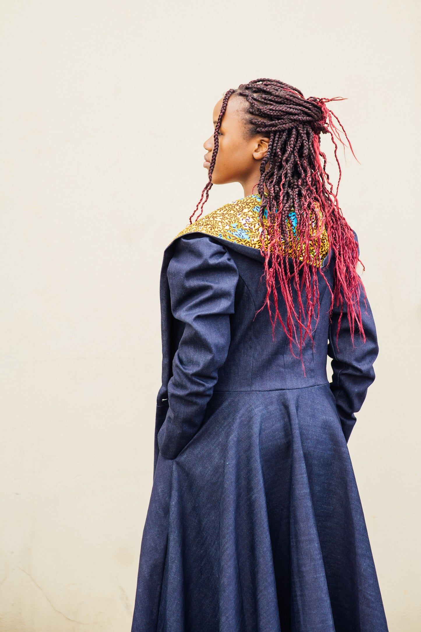 Denim-Hoodie-Wickelkleid mit African Print