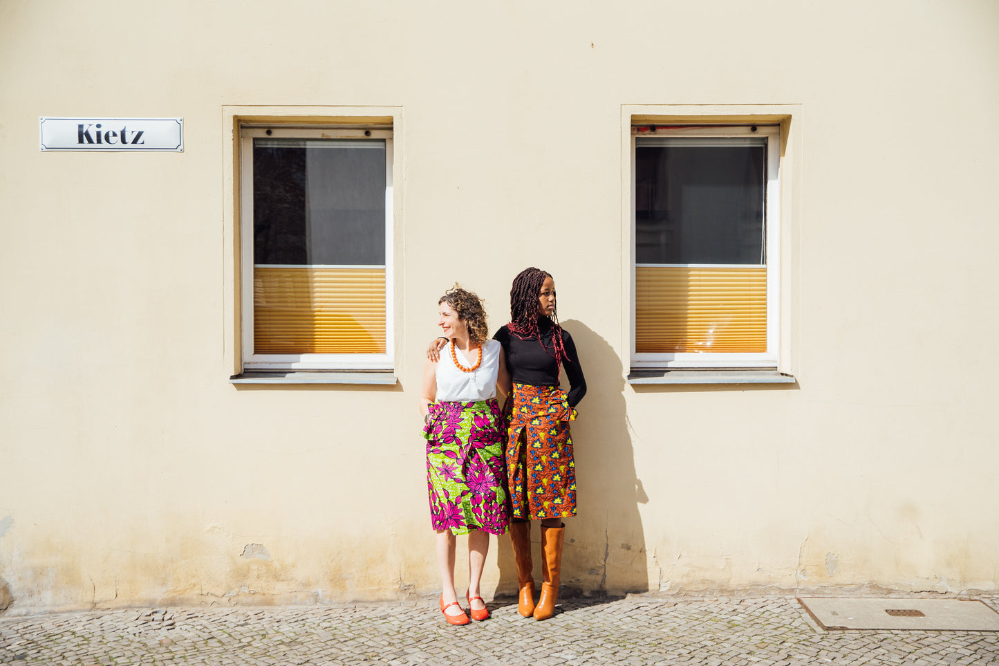 Brauner Midirock mit gelben und blauen Blätter und Schleifen an den Taschen