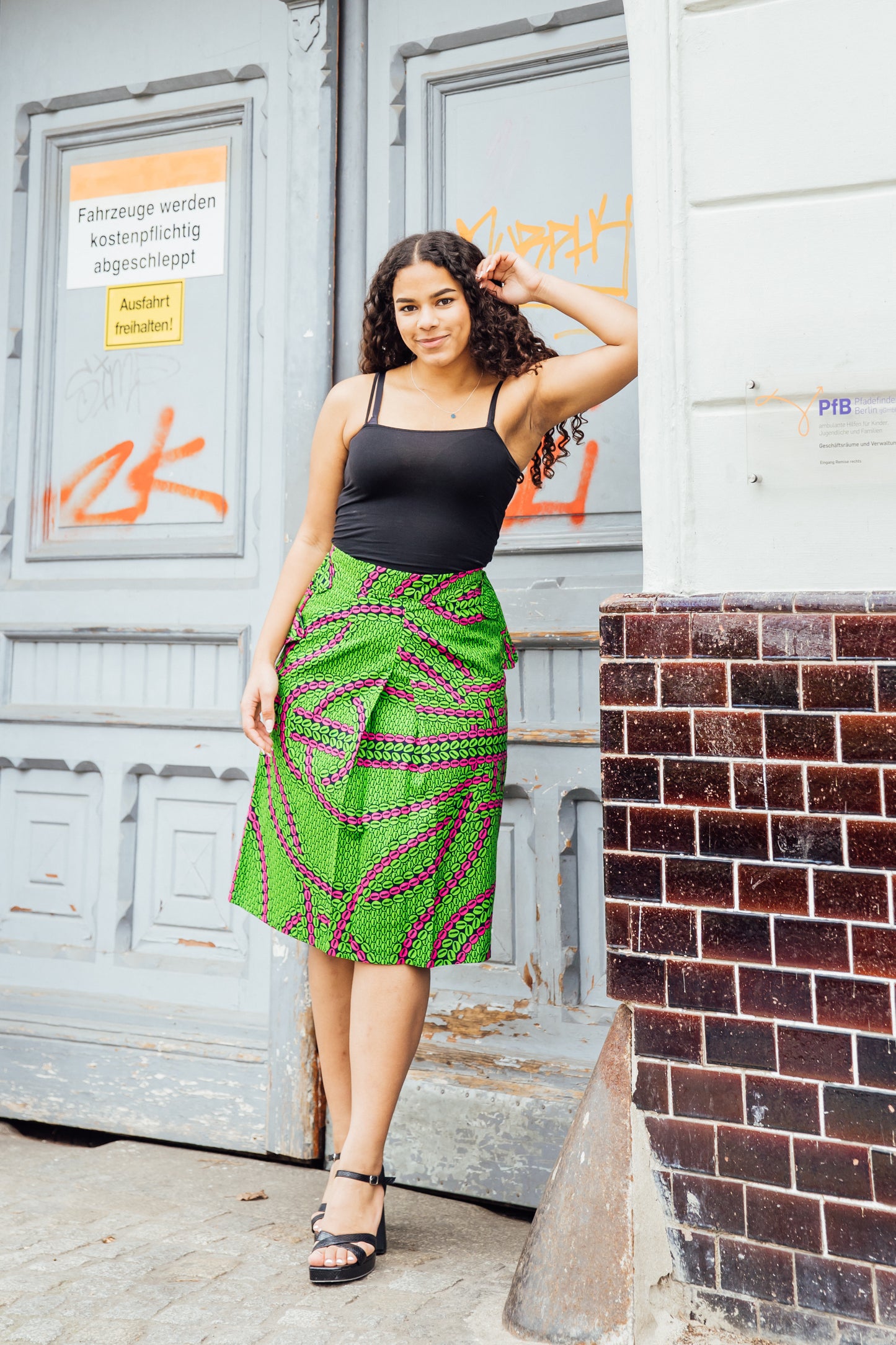 Grün-pinker Midirock mit Schleife an den Taschen