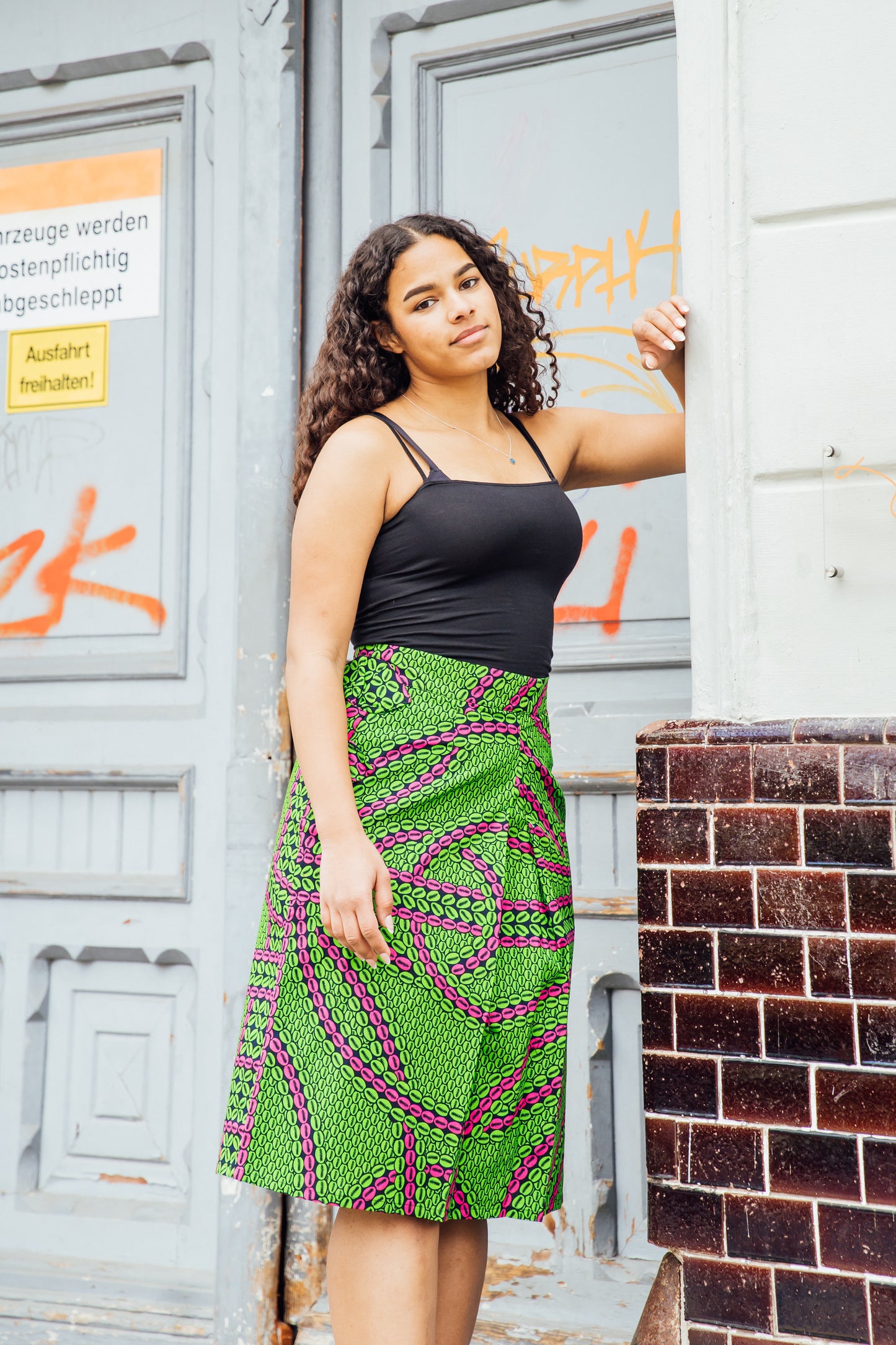 Grün-pinker Midirock mit Schleife an den Taschen