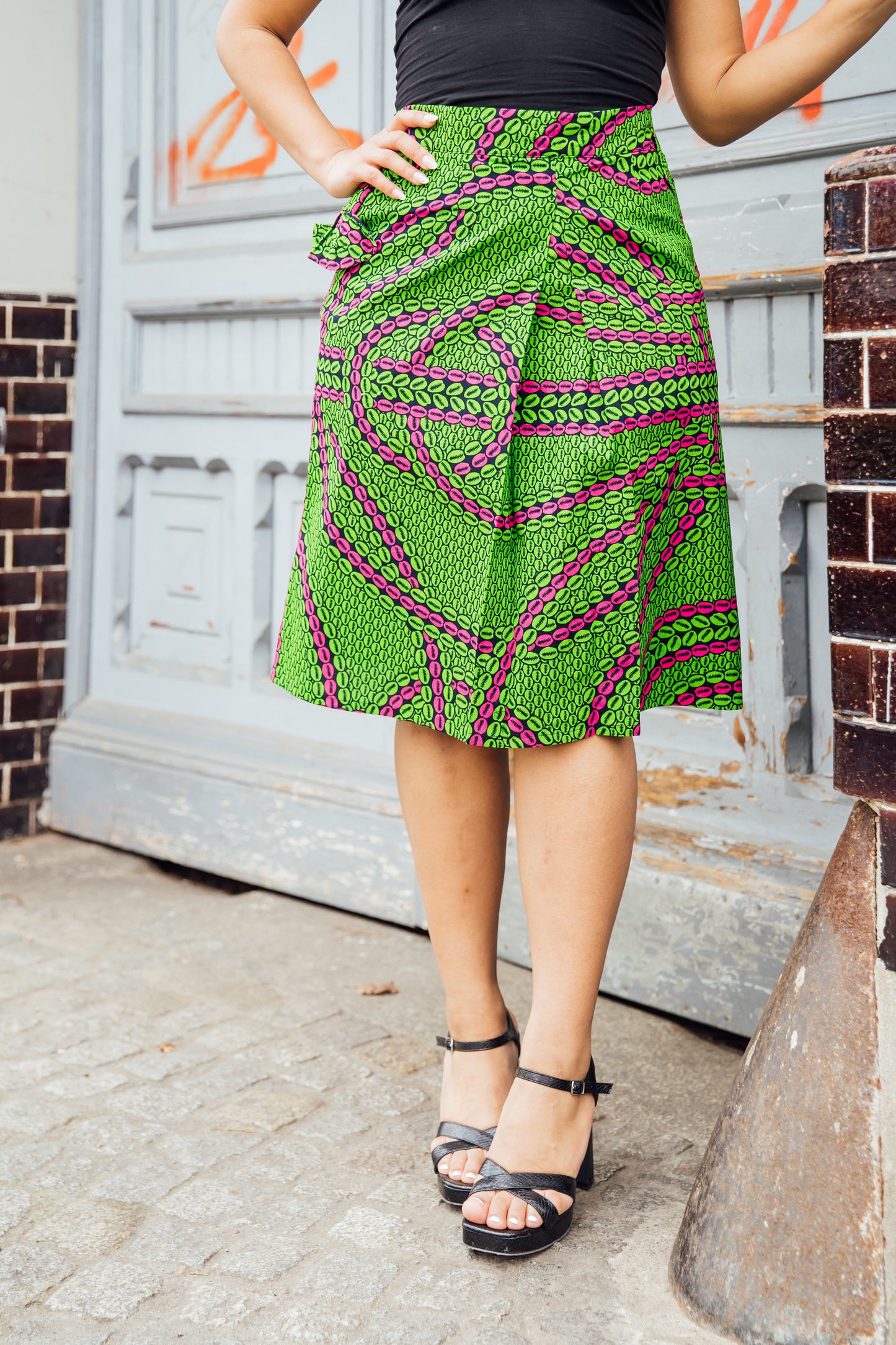 Grün-pinker Midirock mit Schleife an den Taschen