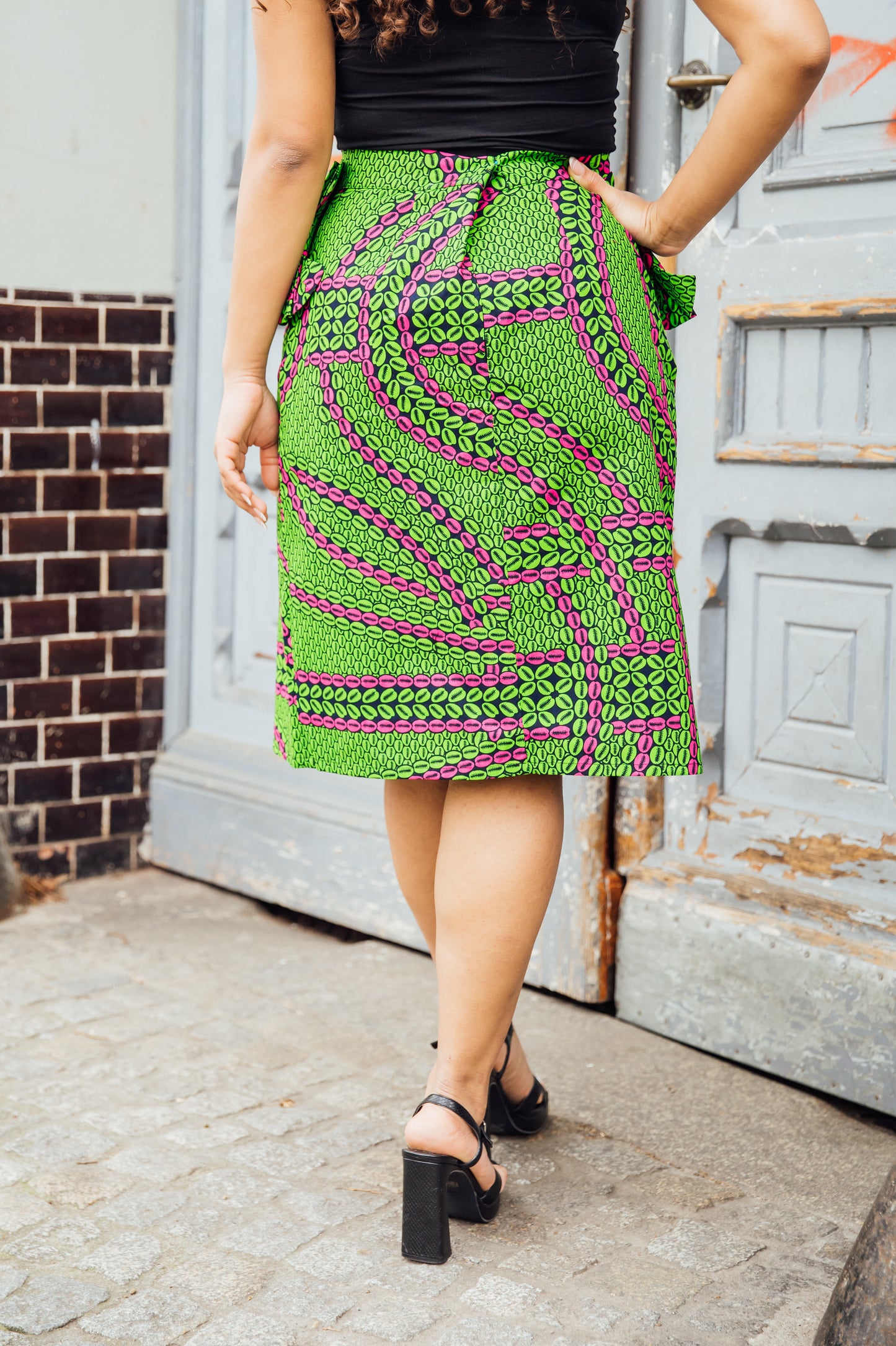 Grün-pinker Midirock mit Schleife an den Taschen