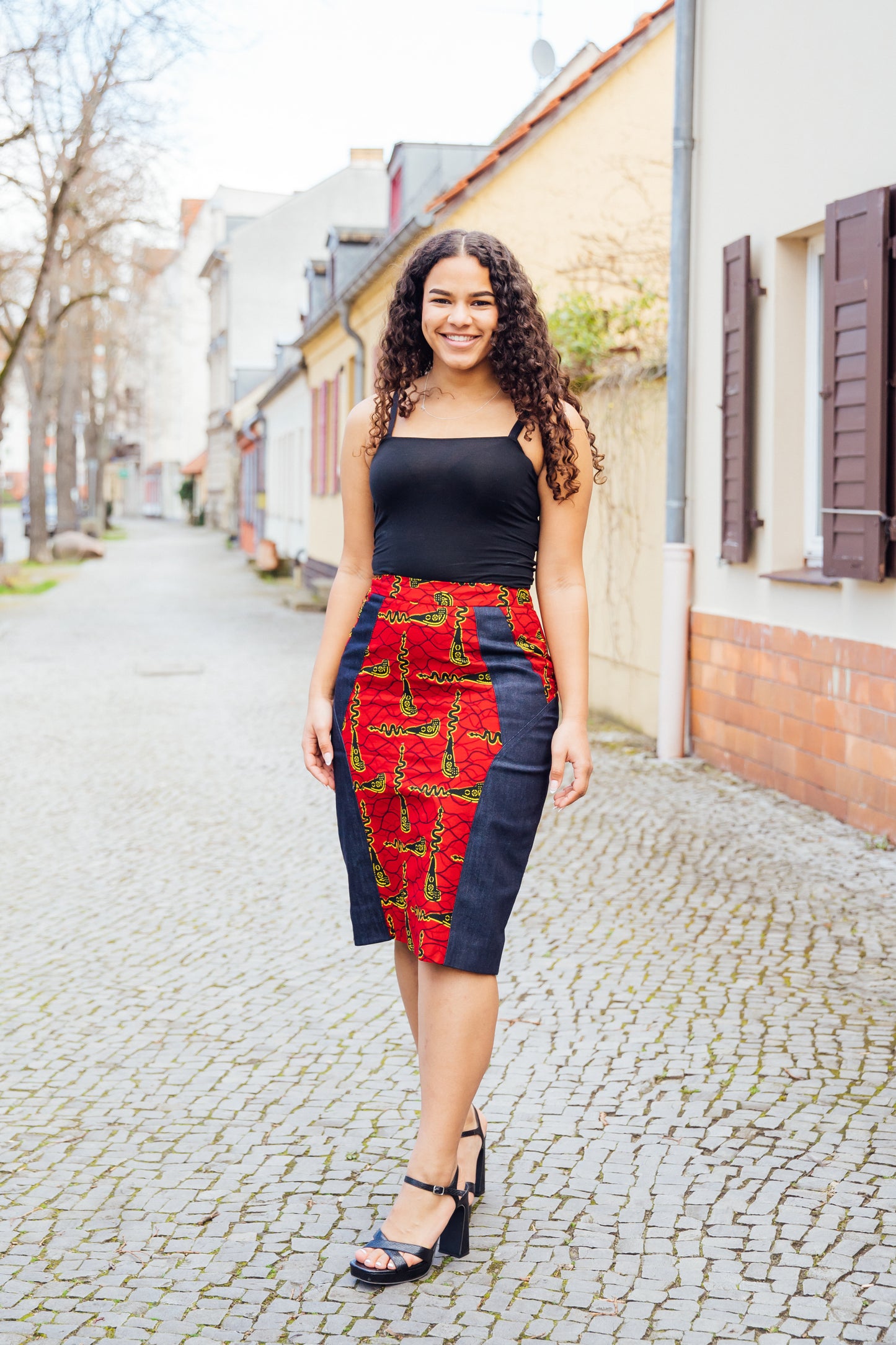 Rock aus Denim und rotem Baumwollstoff