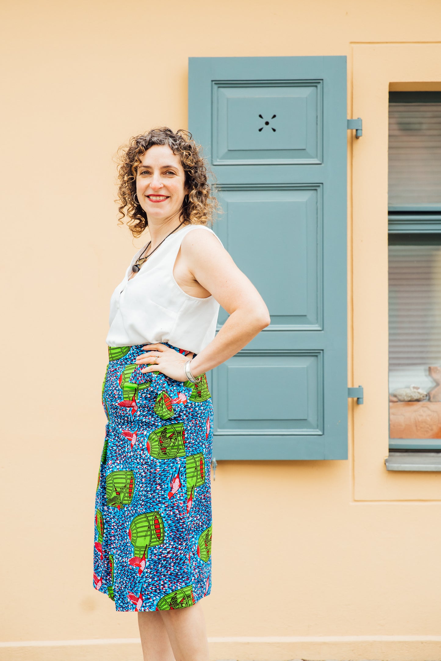 Blauer Midirock mit Muster und Schleifen an den Taschen