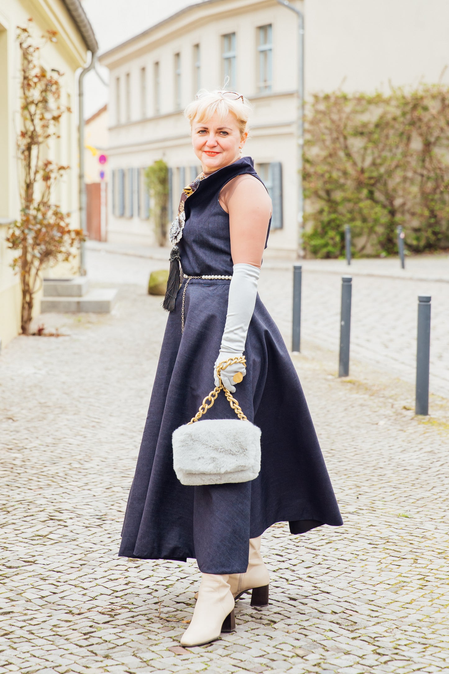 Denim-Sommerkleid mit gold-blauen African Print