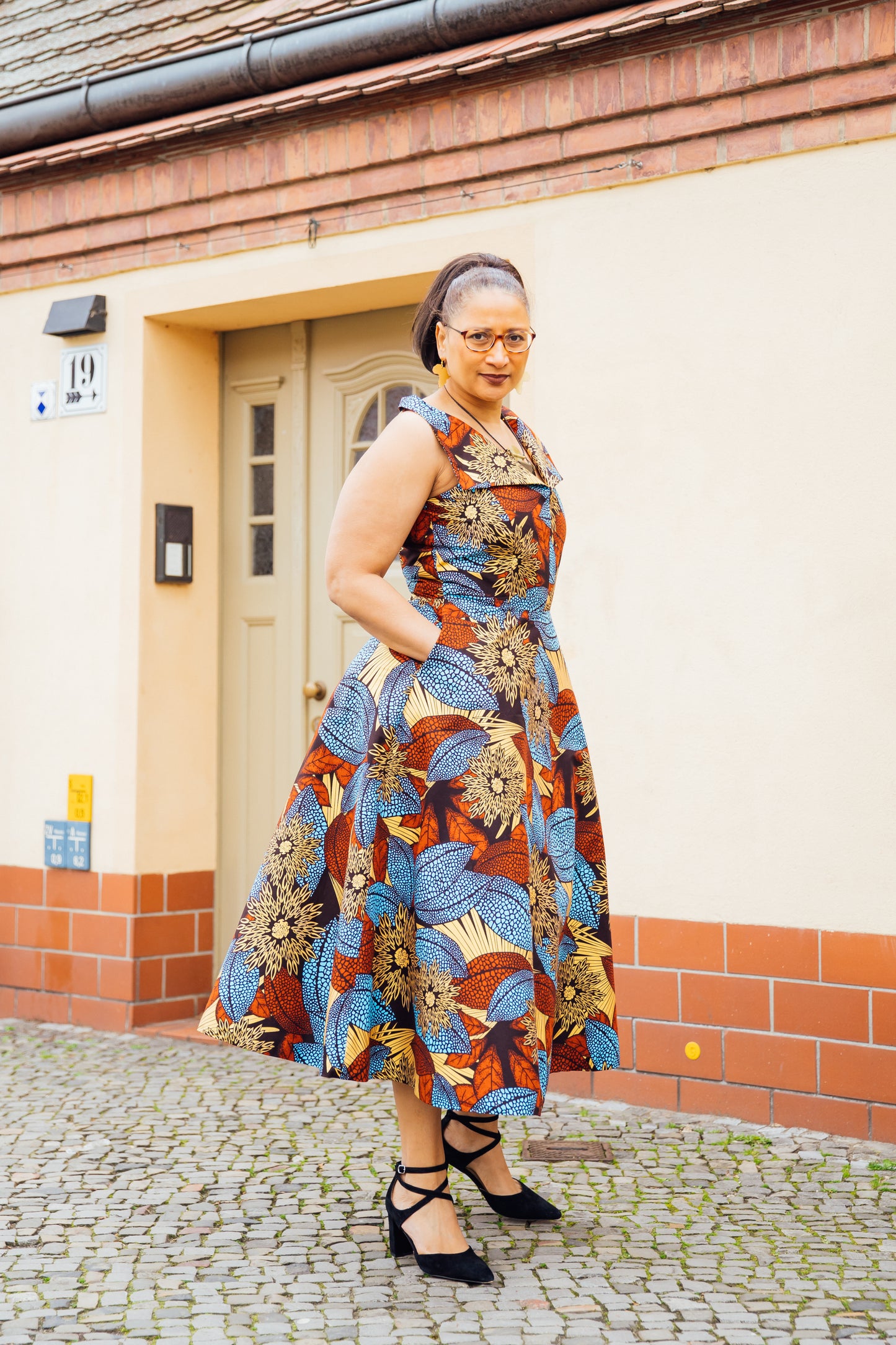 Sommerkleid mit einem eleganten blau-goldenen Muster