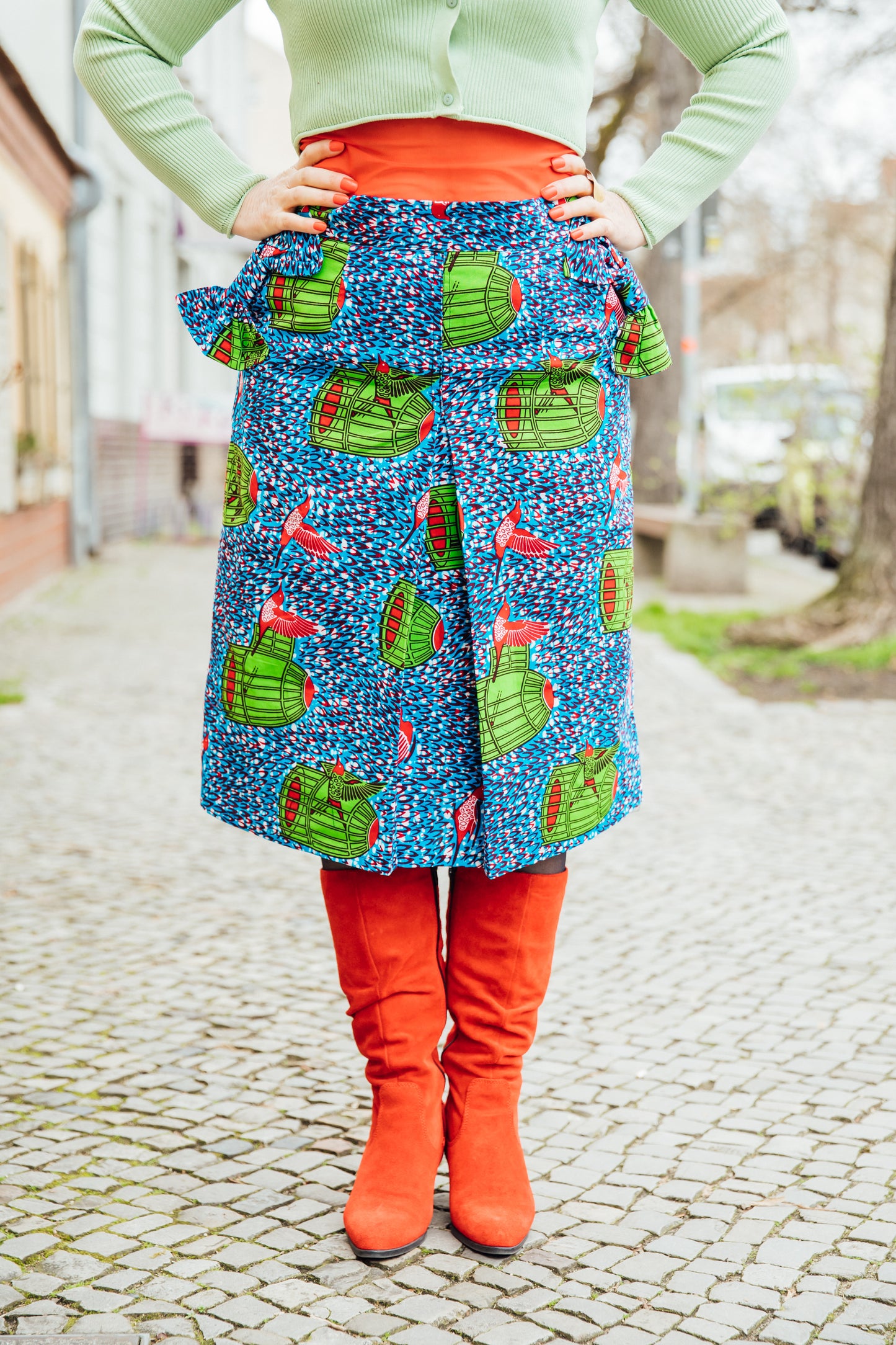 Blauer Midirock mit Muster und Schleifen an den Taschen