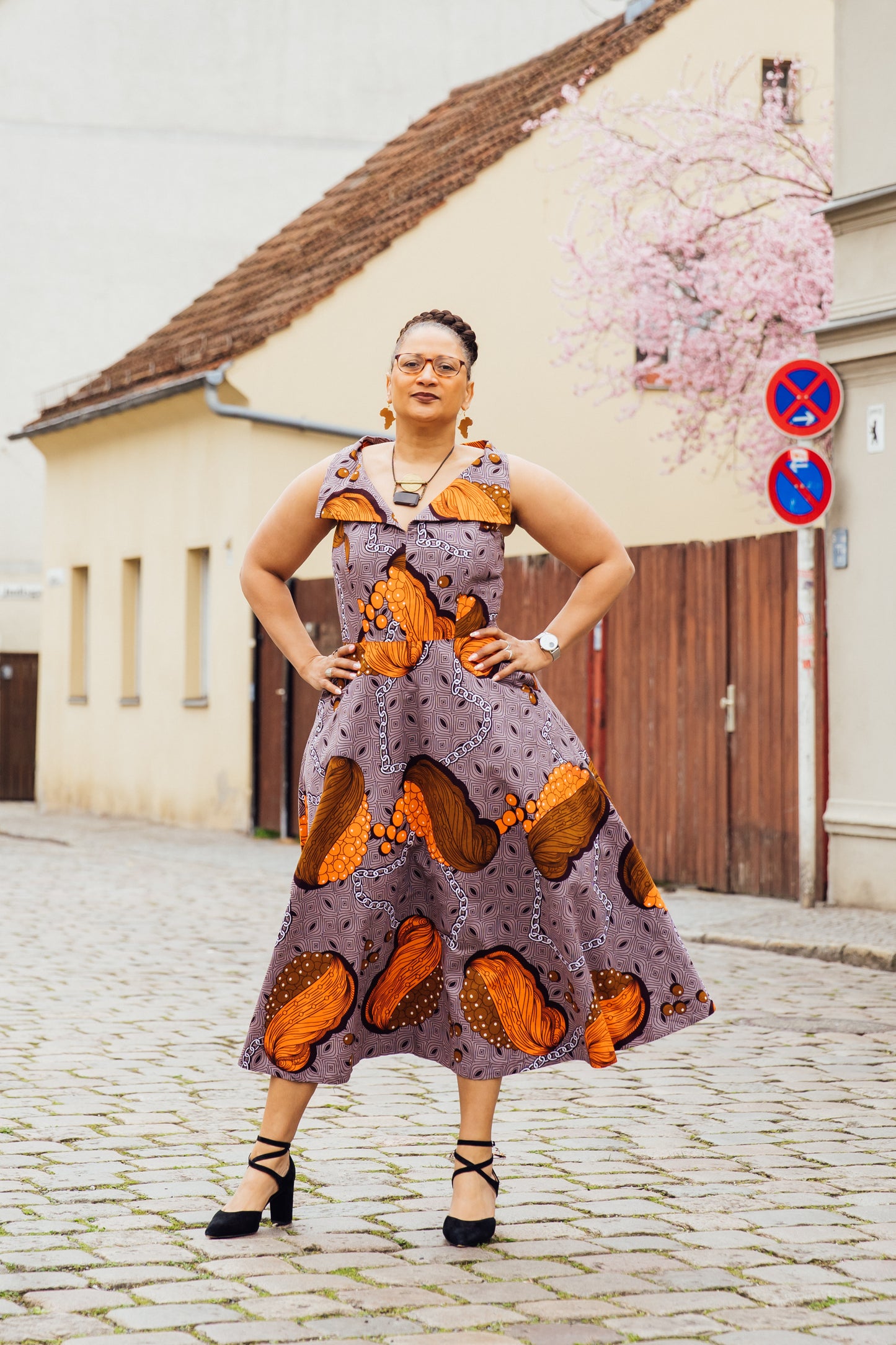 Sommerkleid mit orangenen "Muschel-Perlen"-Muster