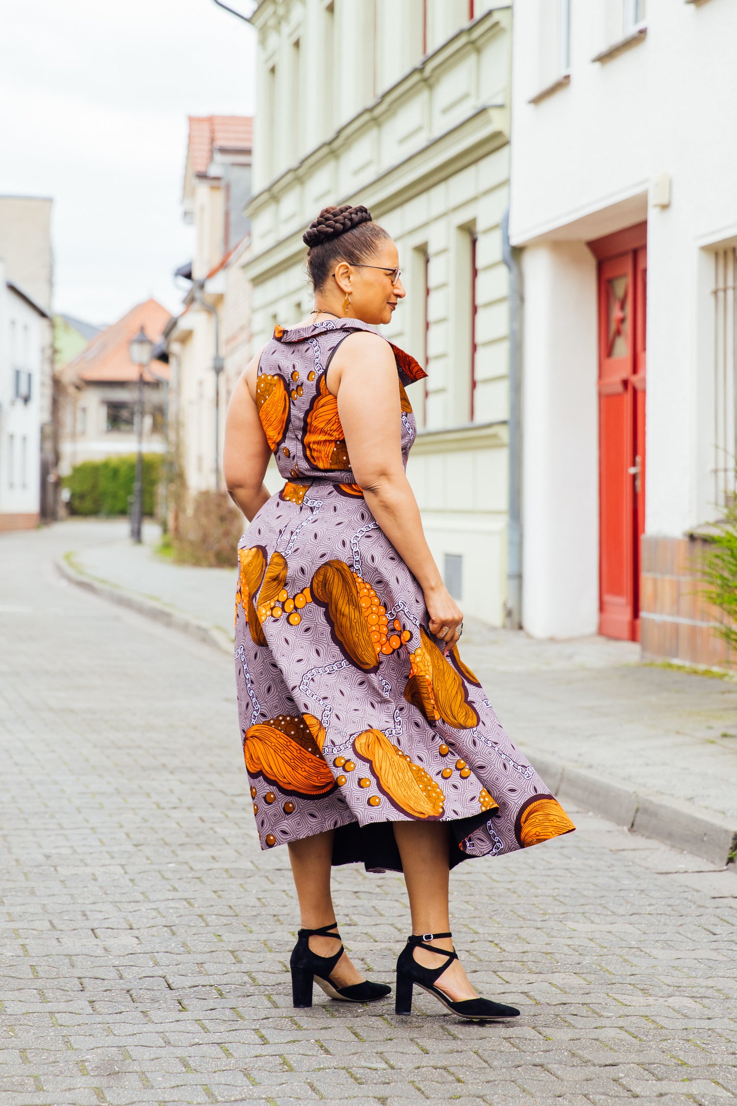 Sommerkleid mit orangenen "Muschel-Perlen"-Muster