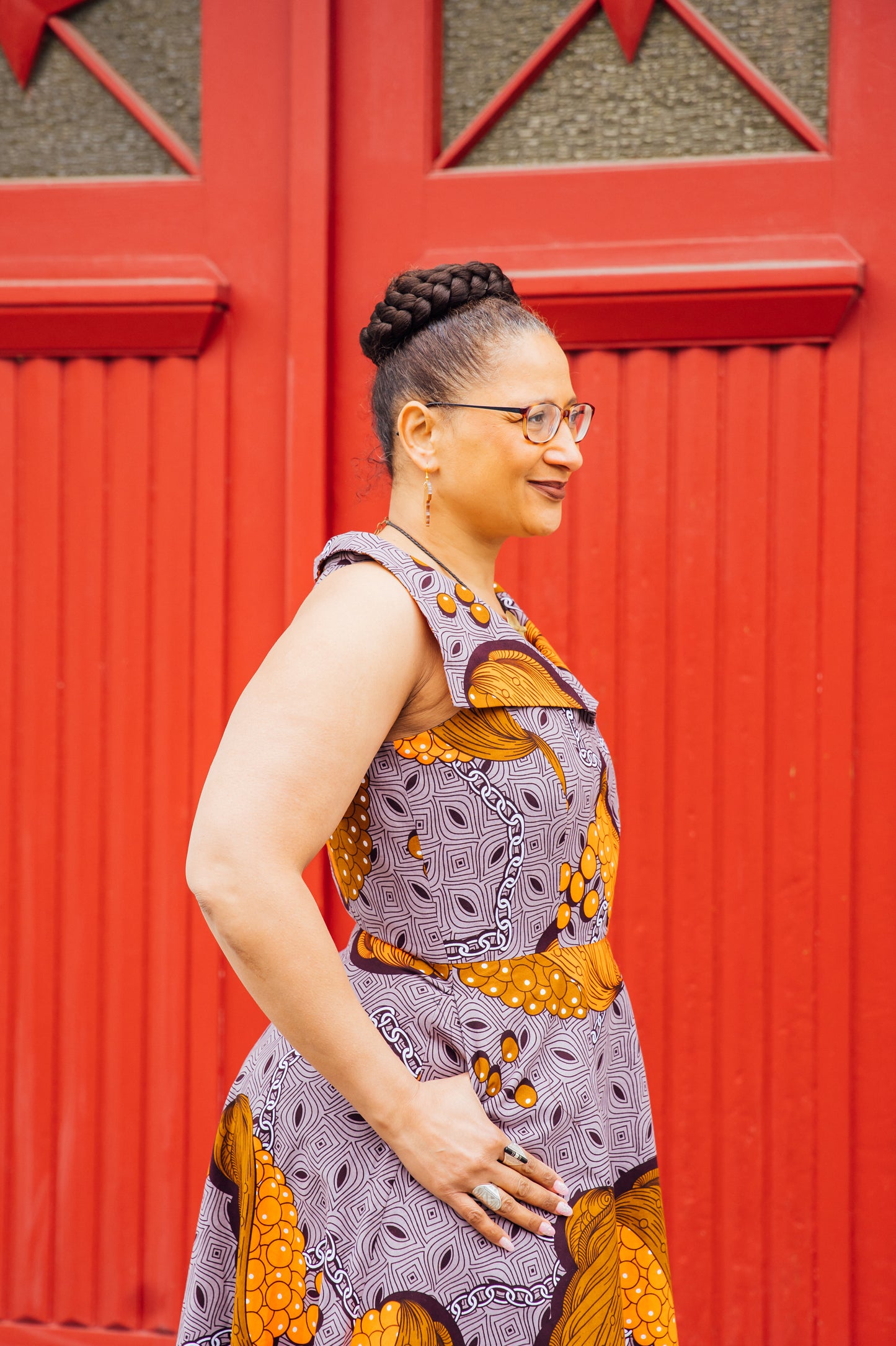 Sommerkleid mit orangenen "Muschel-Perlen"-Muster