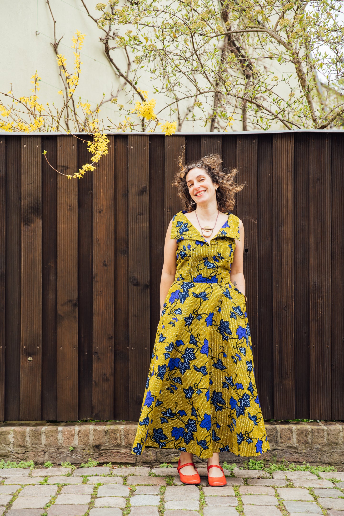 Gelbes Sommerkleid mit blauen Blattmuster