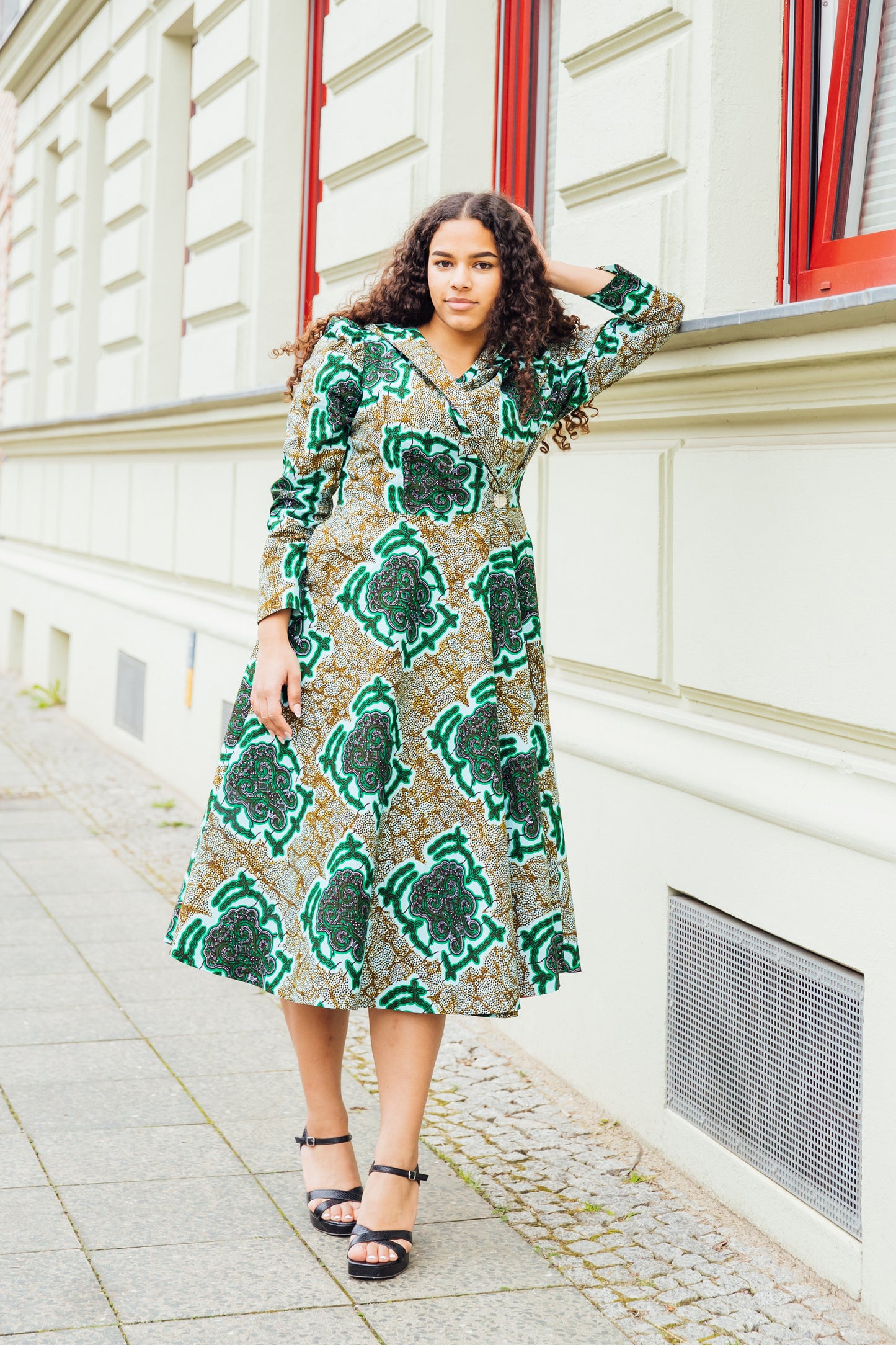 Hoodie-Wickelkleid aus grünem African Print