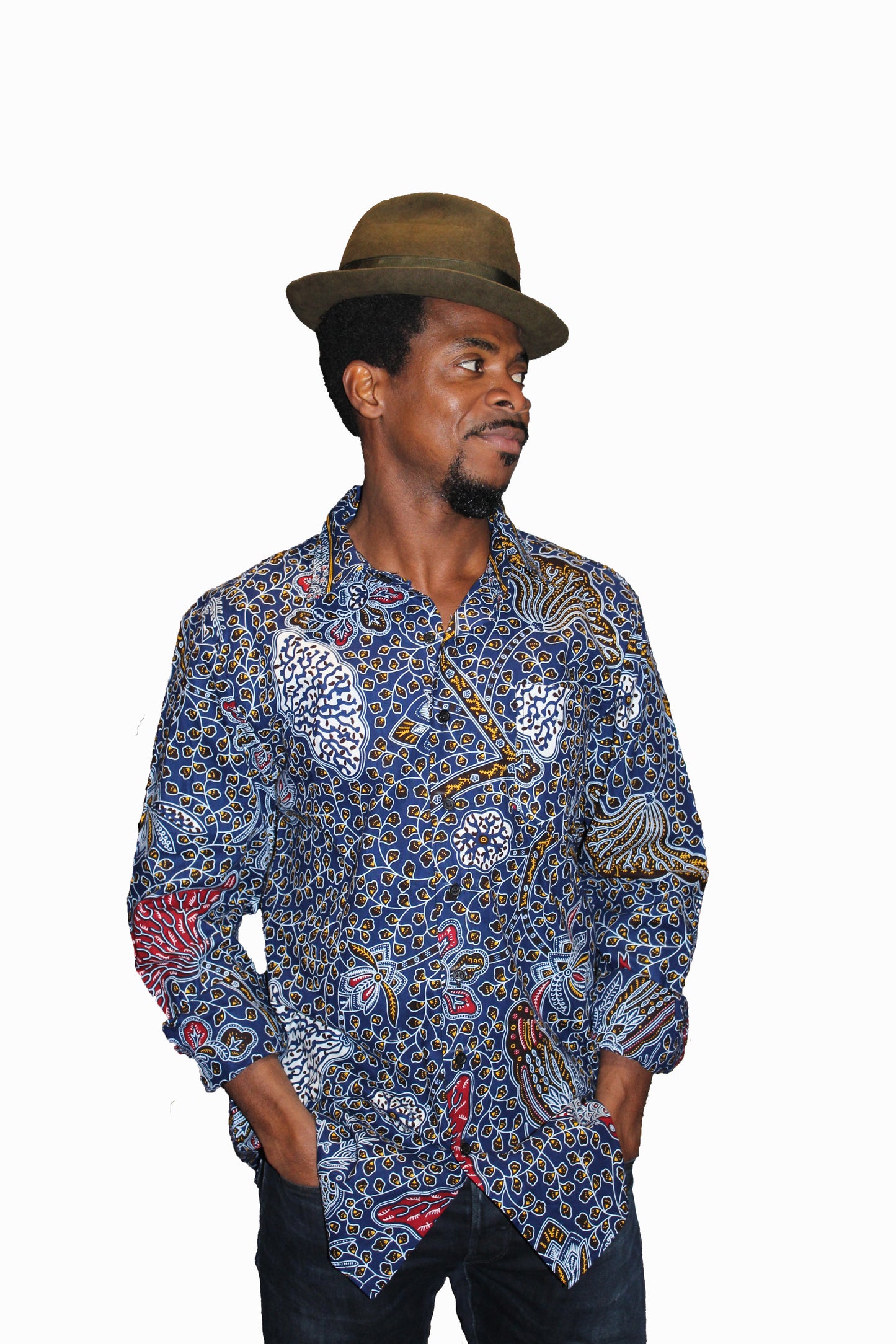 Blaues Hemd mit blau-weißen Blumen