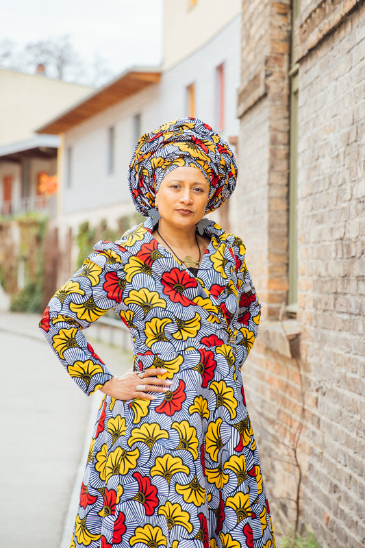 Weiß-graues Hoodie-Wickelkleid mit roten und gelben Blüten