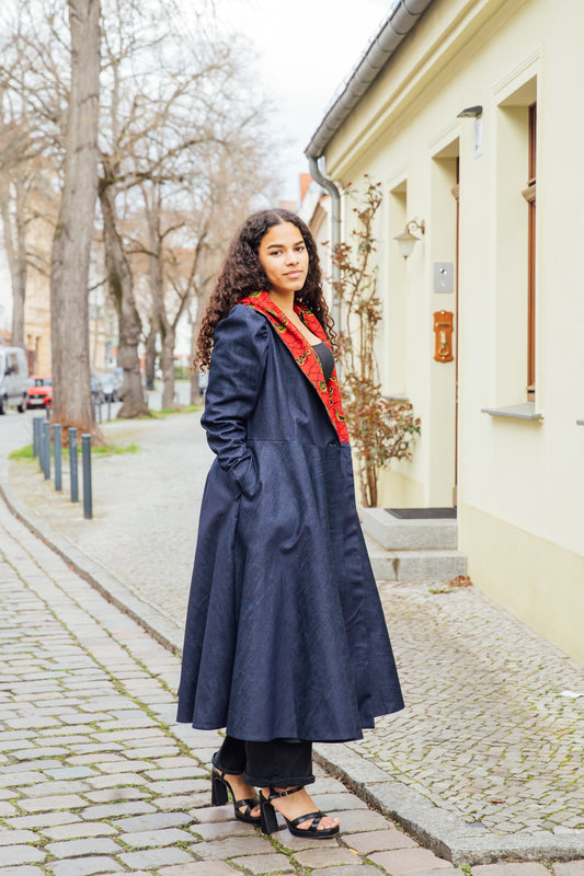 Denim-Hoodie-Wickelkleid mit rotem African Print