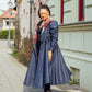 Denim-Hoodie-Wickelkleid mit rot-grauen African Print