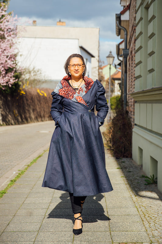 Denim-Hoodie-Wickelkleid mit rot-grauen African Print