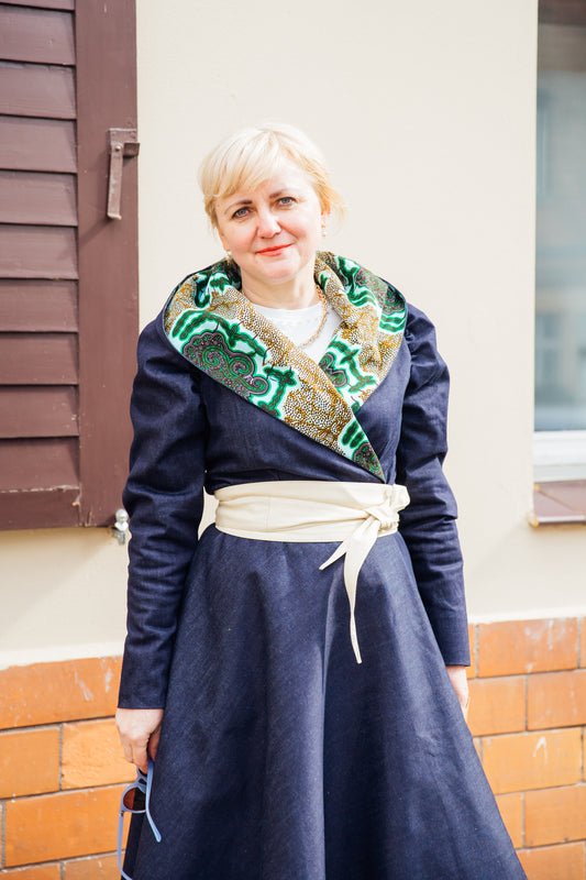 Denim-Hoodie-Wickelkleid mit African Print