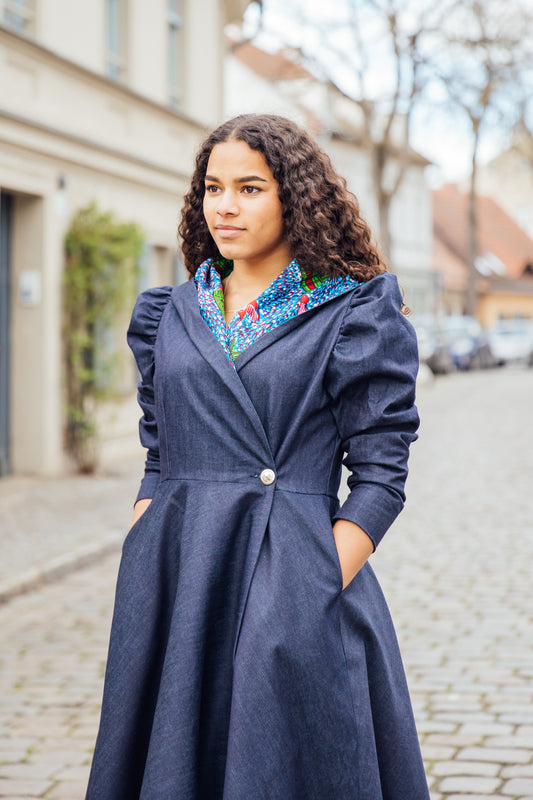 Denim-Hoodie-Wickelkleid mit African Print