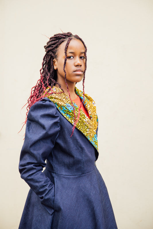 Denim-Hoodie-Wickelkleid mit African Print