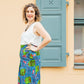 Blauer Midirock mit Muster und Schleifen an den Taschen
