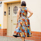 Sommerkleid mit einem eleganten blau-goldenen Muster