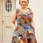 Sommerkleid mit einem eleganten blau-goldenen Muster