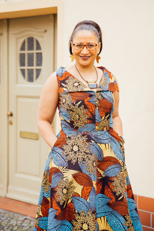 Sommerkleid mit einem eleganten blau-goldenen Muster